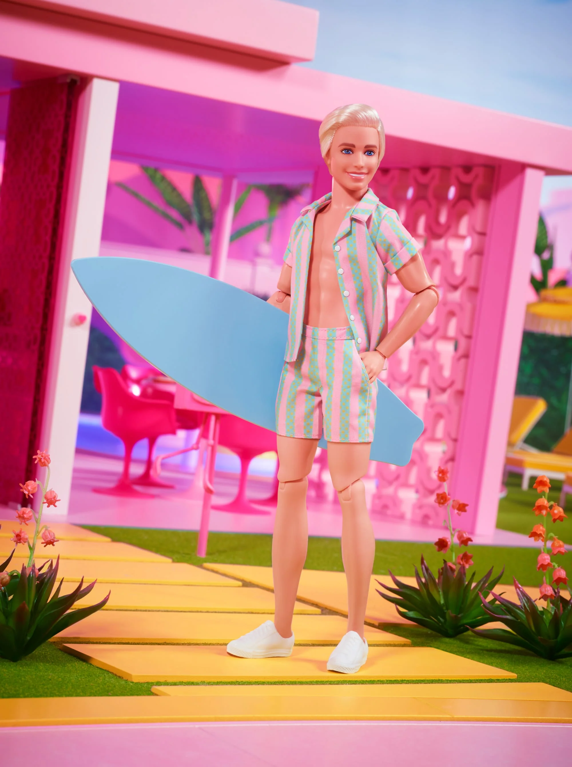 Barbie Film Ken Poupée, Tenue de Plage à Rayures Pastel - Image 3