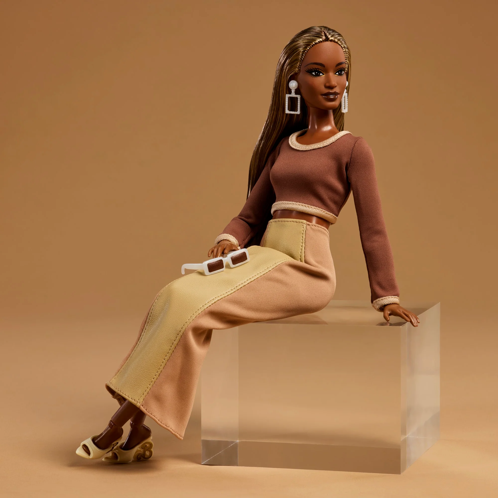Barbie You Create Barbie Basics Neutral Kit 002, Poupée Mannequin Personnalisable et Vêtements Universels - Image 3