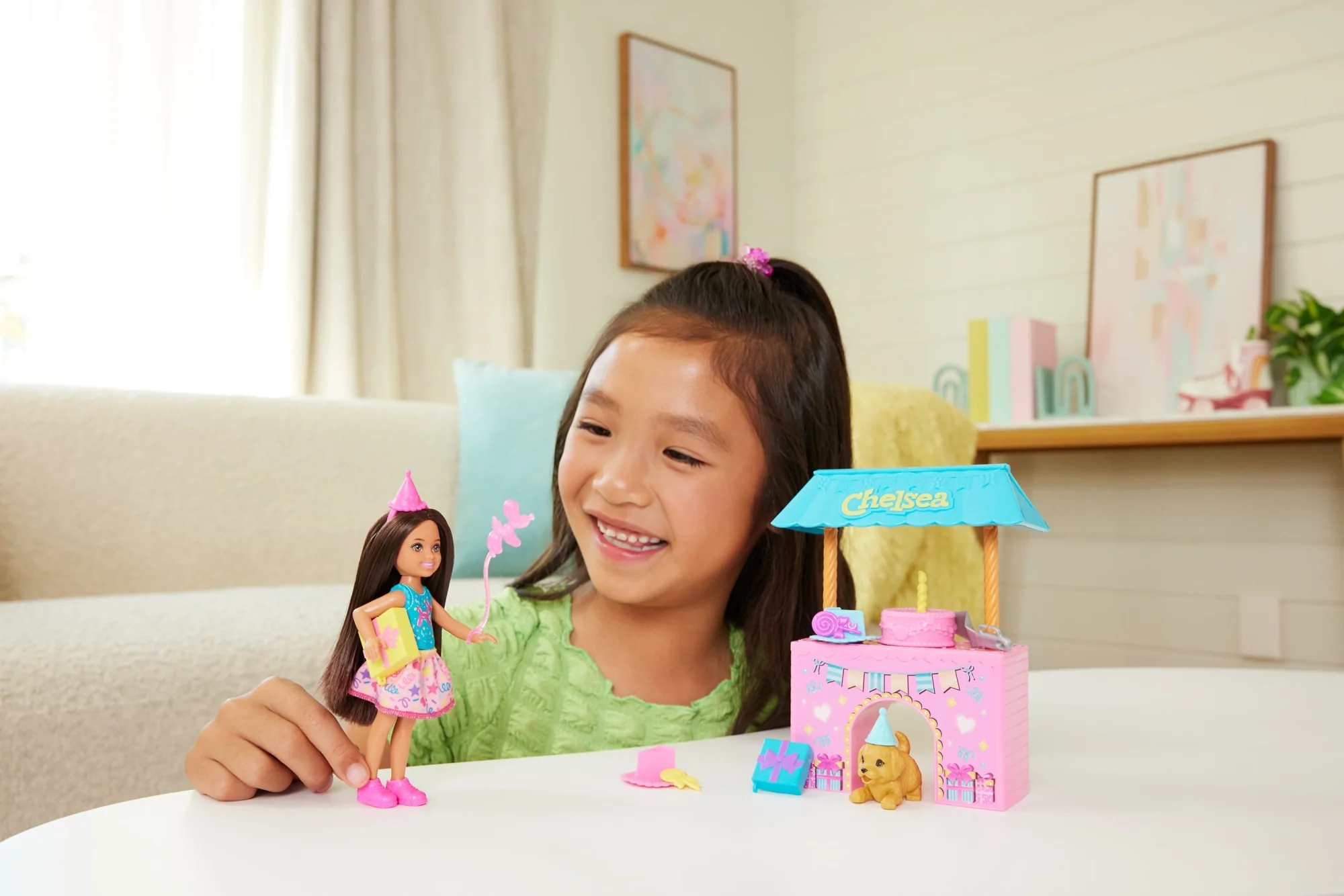 Barbie Coffret Suprise D’Anniversaire Club Chelsea et Accessoires - Image 2