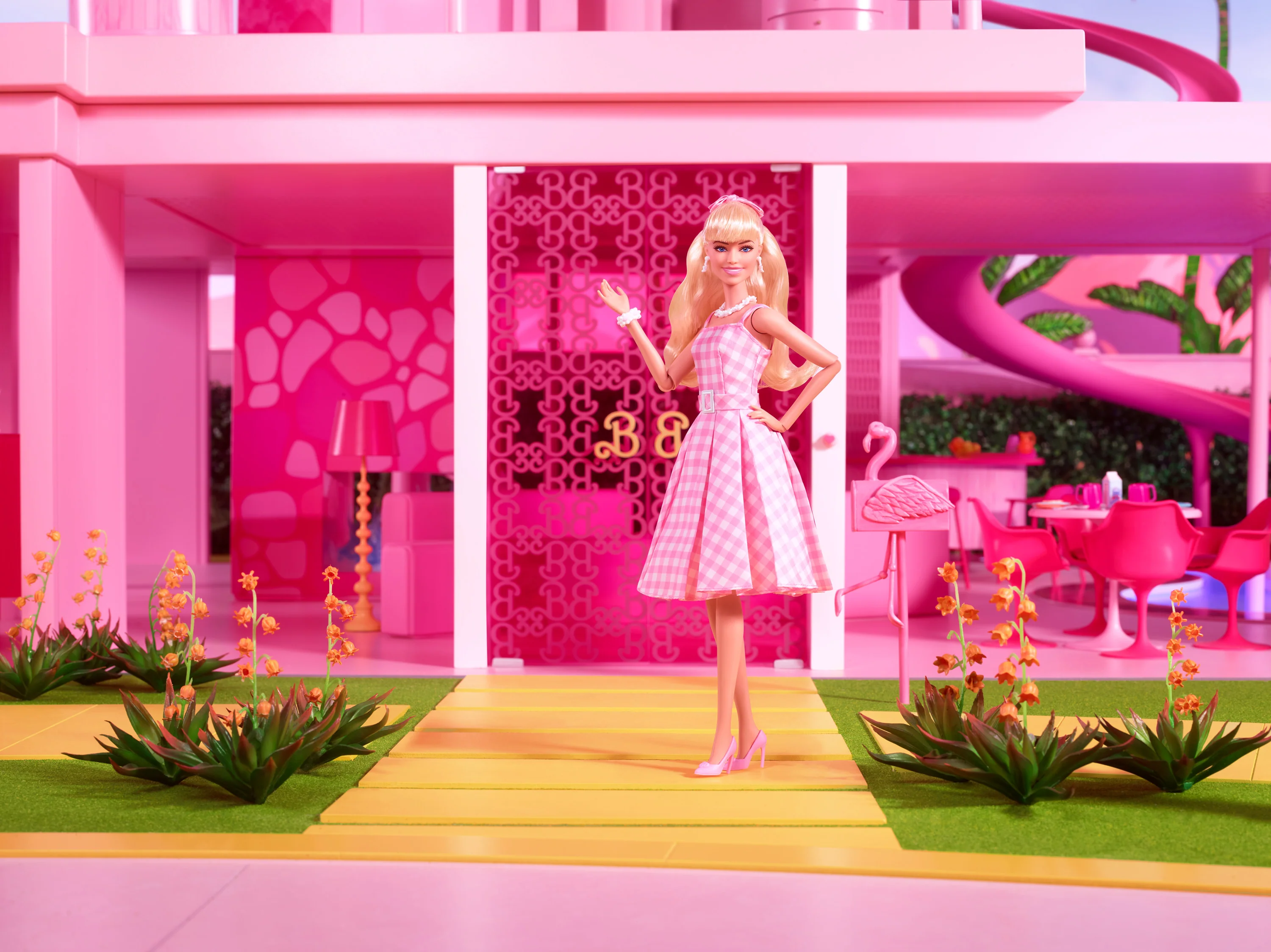 Barbie The Movie Collectible Doll, Margot Robbie As Barbie in Pink Gingham Dress - Image 2