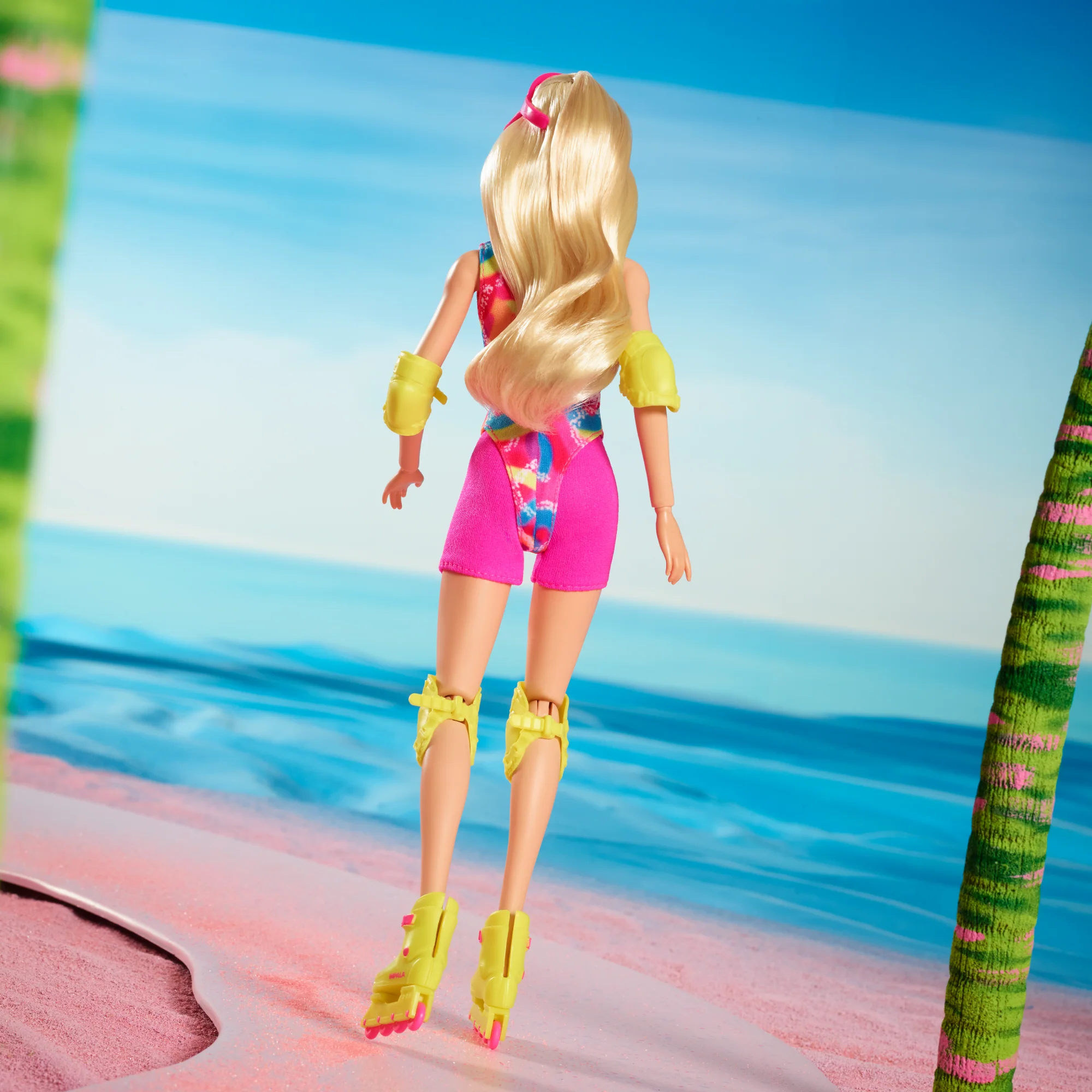 Barbie The Movie Collectible Doll, Margot Robbie As Barbie in Inline Skating Outfit - Image 6
