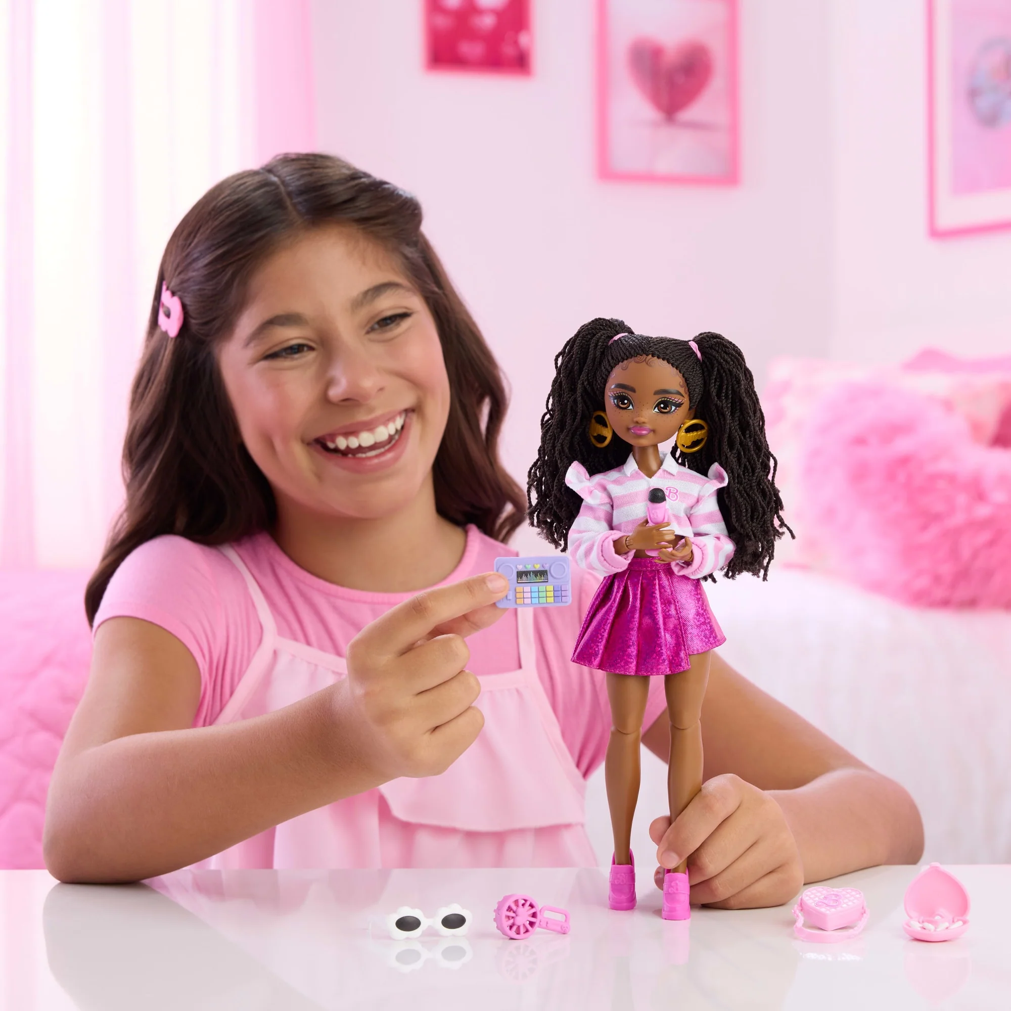 Barbie Dream Besties Barbie “Brooklyn” Doll & Accessories, Posable Fashion Doll & Themed Pieces - Image 2