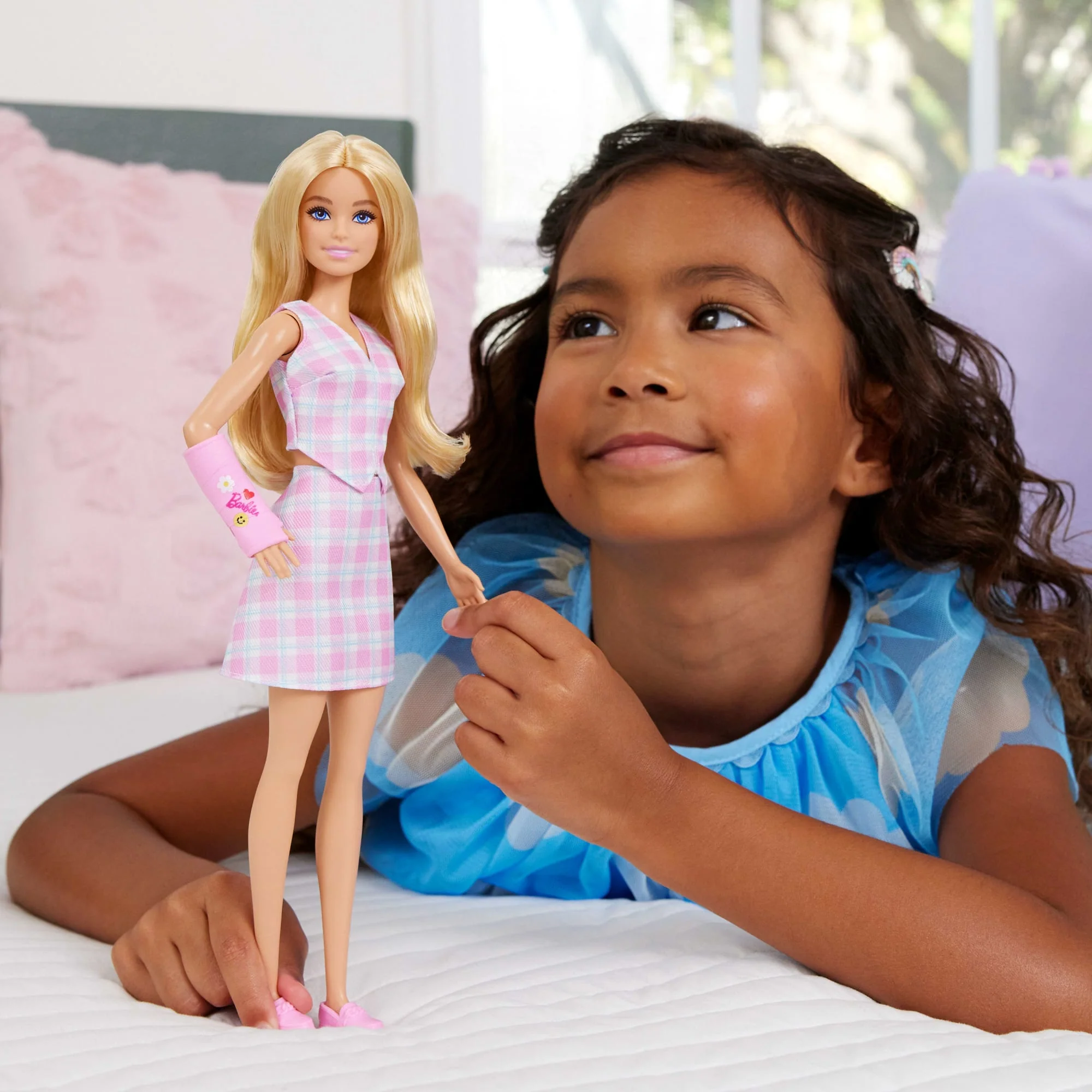 Barbie Fashionistas Doll #243 With Pink Arm Cast And Plaid Top And Skirt, Blonde - Image 2