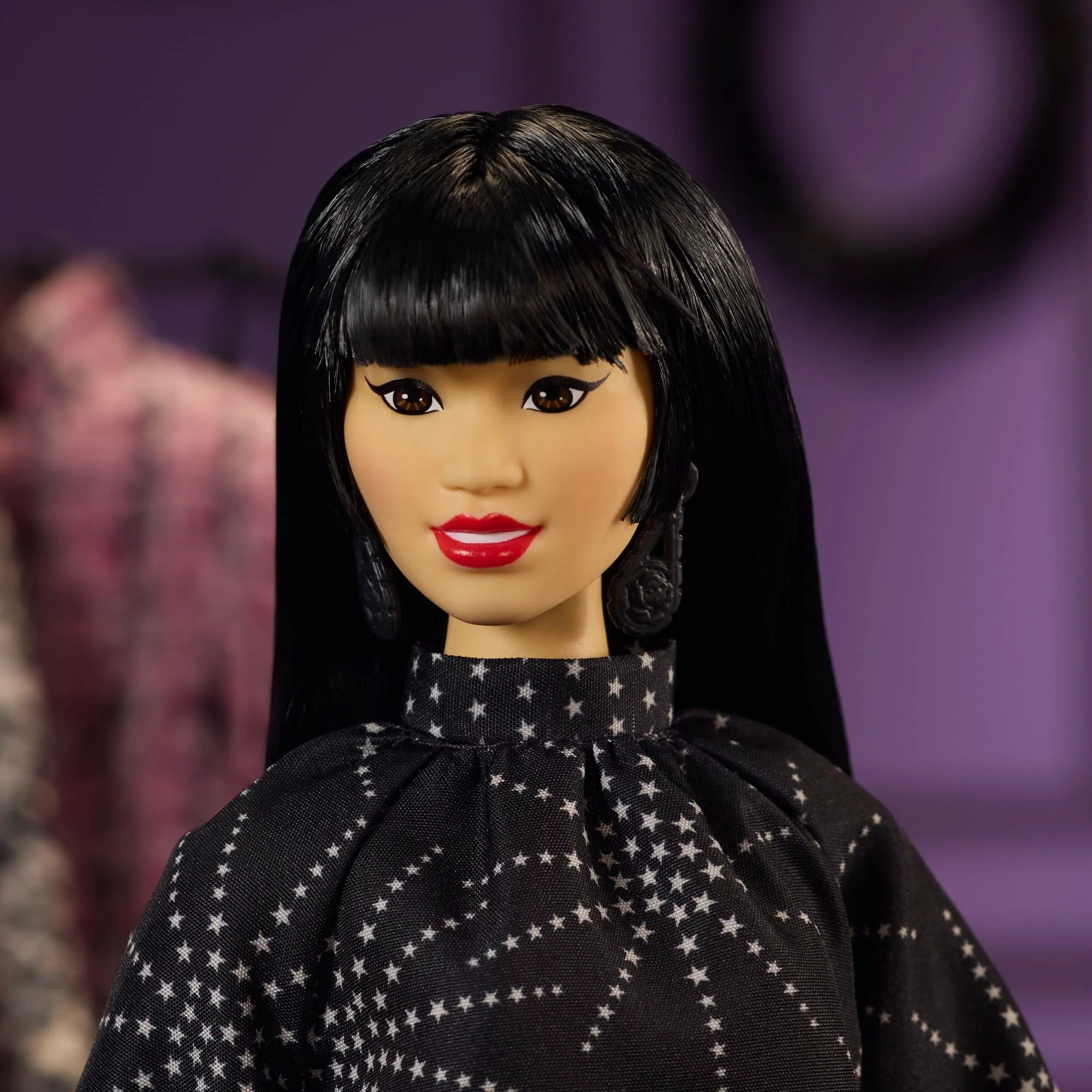 Barbie – Femmes Inspirantes – Poupée et Acc. – Anna Sui, Robe Noire - Image 3