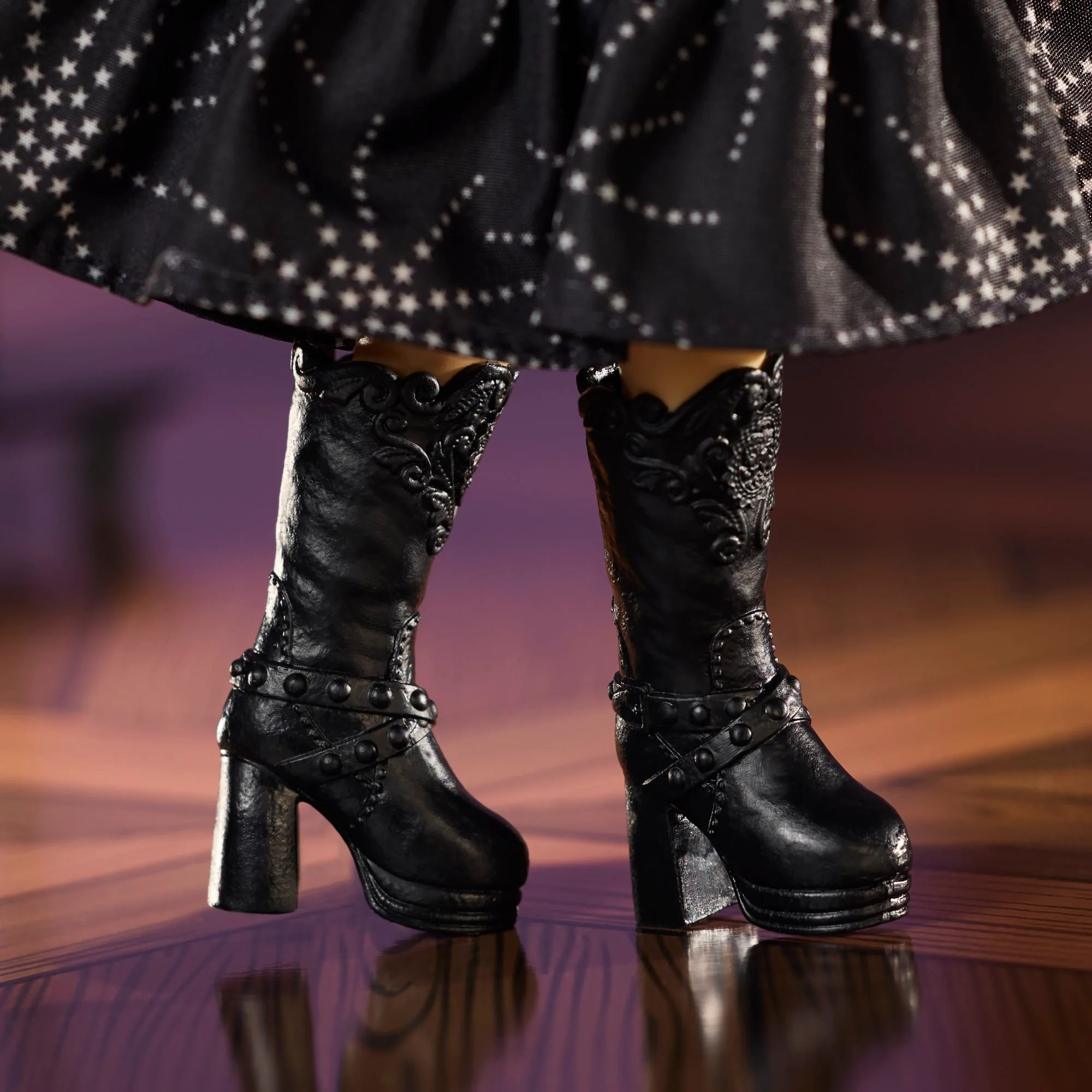 Barbie – Femmes Inspirantes – Poupée et Acc. – Anna Sui, Robe Noire - Image 5