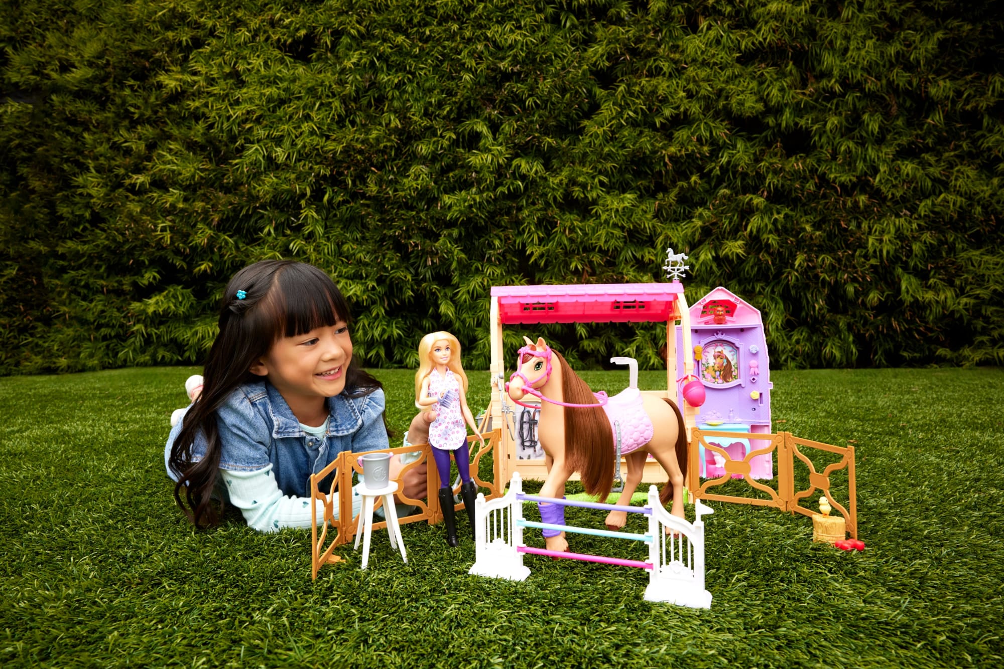 Barbie Mysteries: The Great Horse Chase Stable Playset With Doll, Toy Horse & Accessories, 25+ Pieces - Image 2