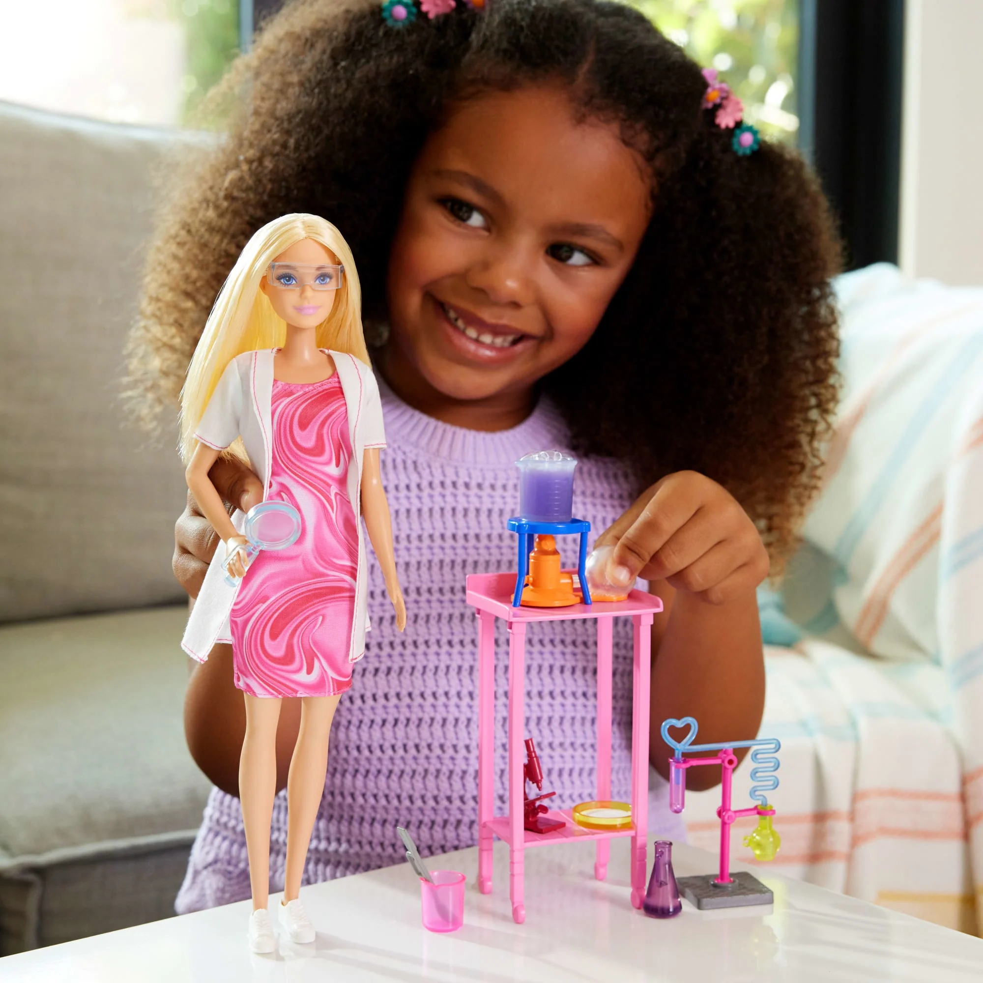 Barbie  Poupée Mode et Accessoires  Scientifique, Blonde, Table - Image 2