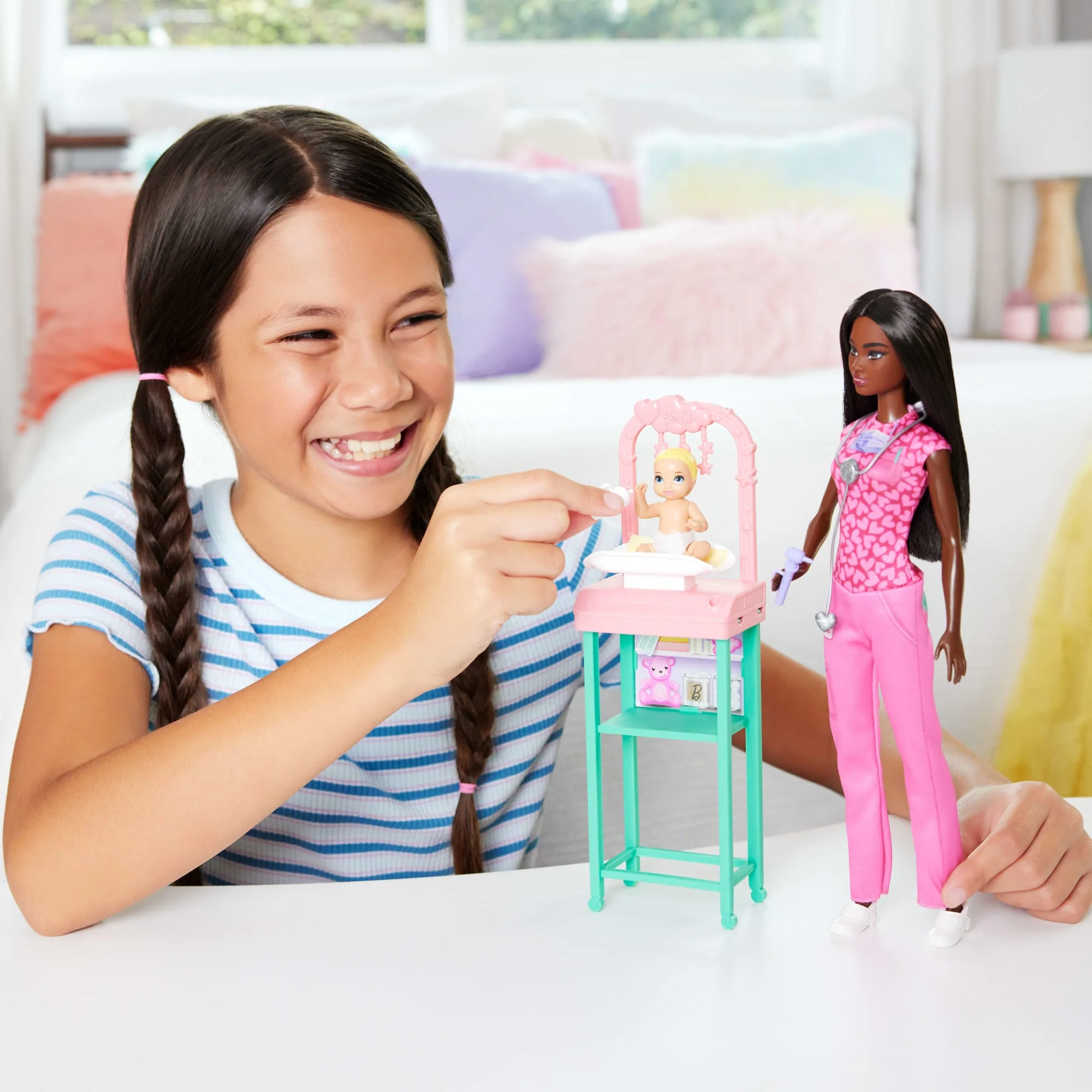 Barbie  Poupée Mode  Pédiatre, Brunette, Poupée Bébé, Meubles et Acc. - Image 2