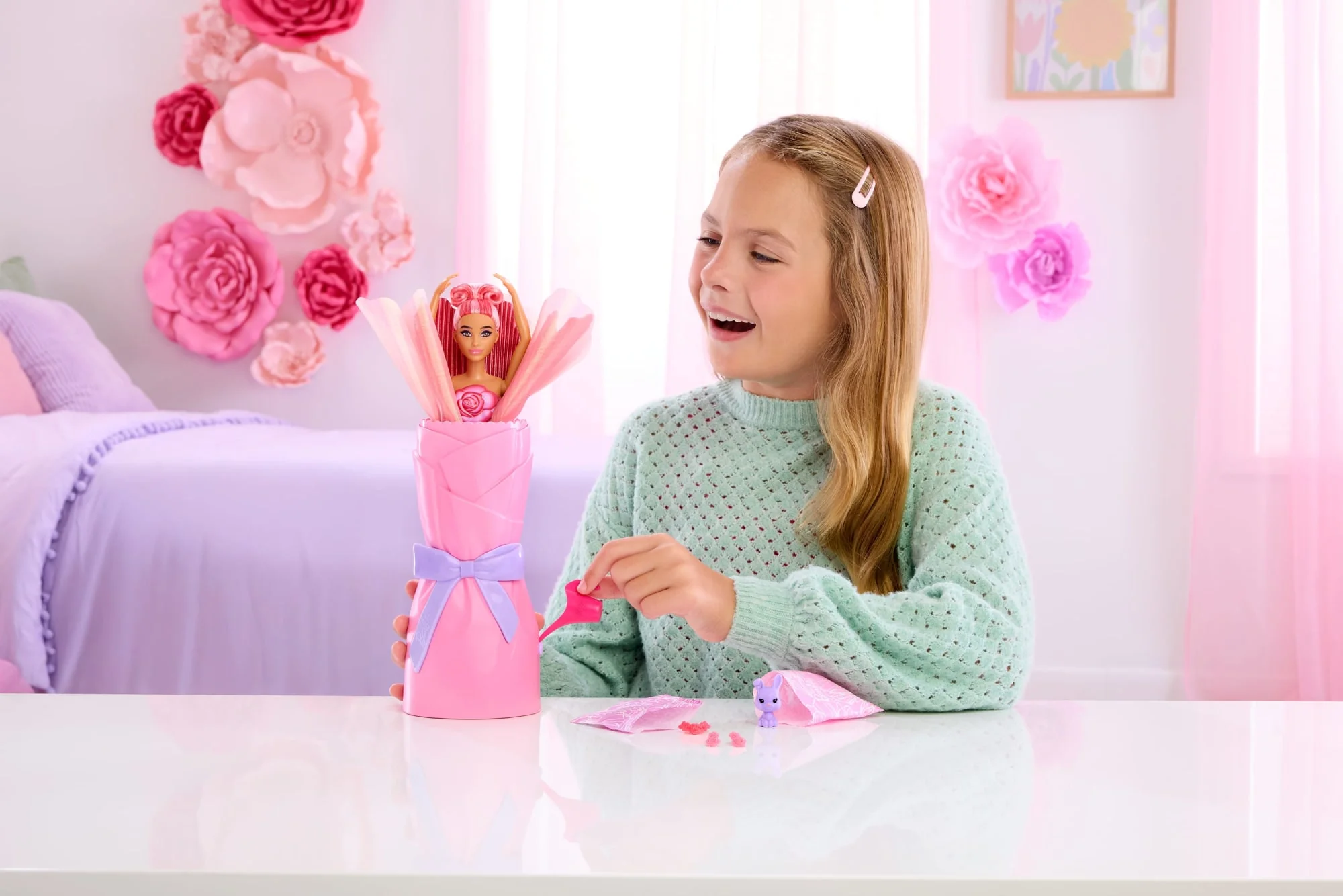 Barbie Reveal Petal Pop Rosa Roja - Image 2
