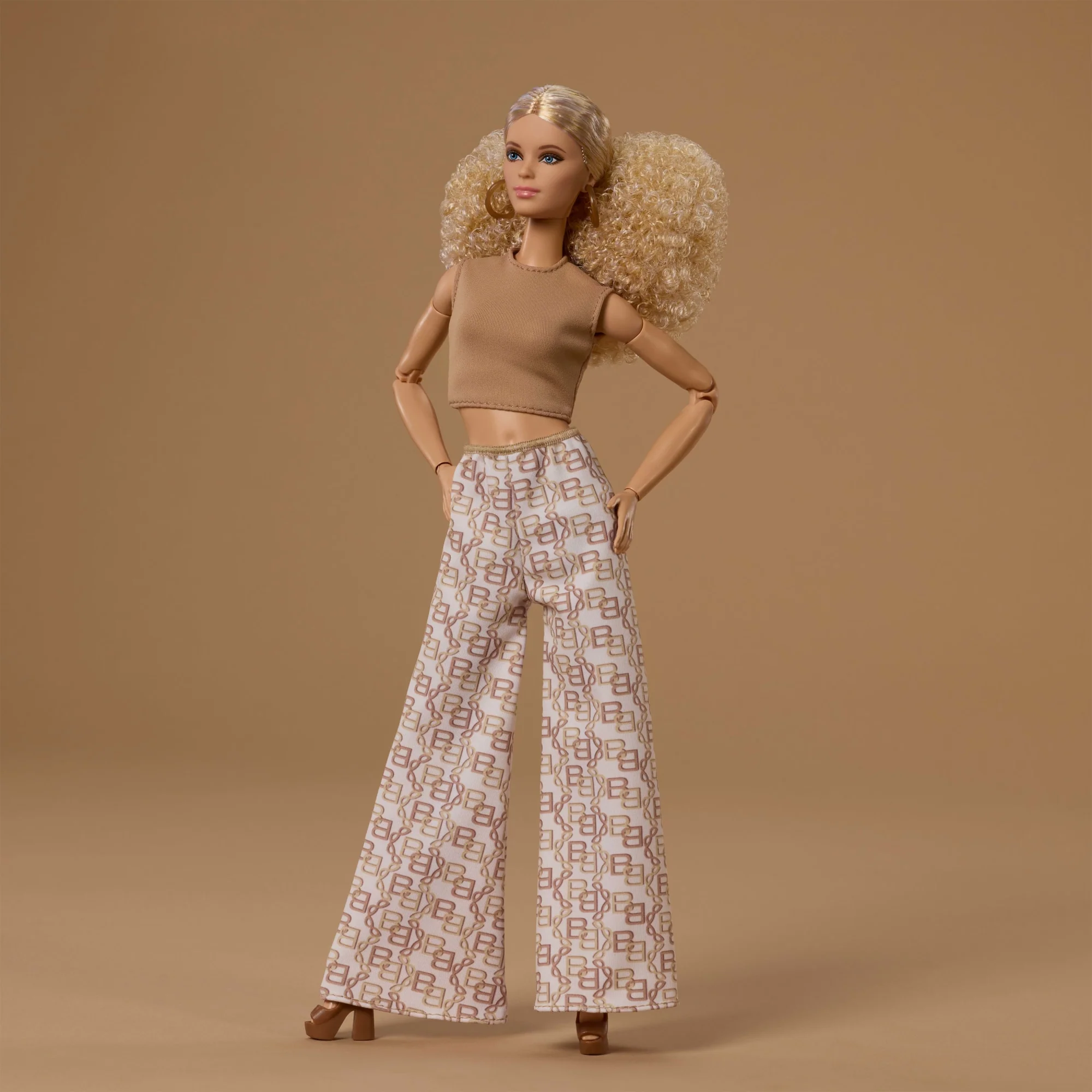 Barbie Signature Barbie Basics - Saia Dourada - Image 2