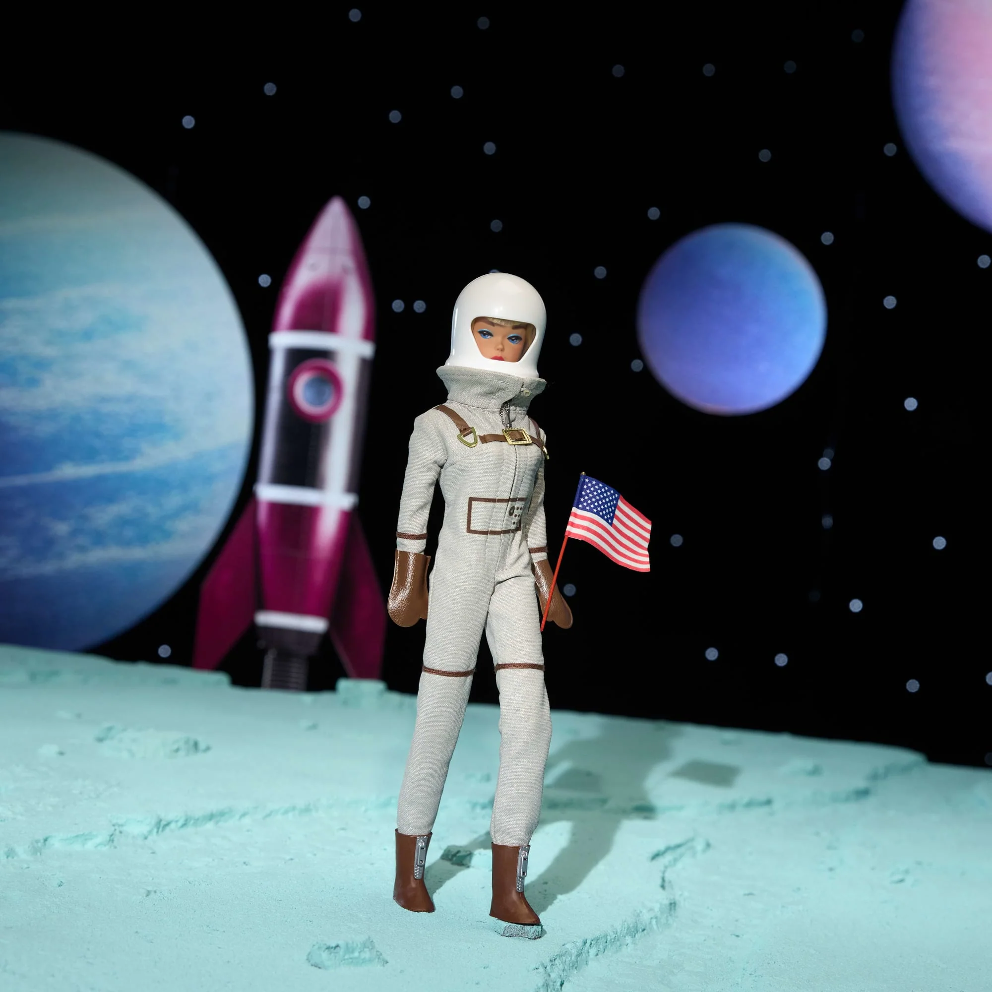 Barbie Signature Boneca de Coleção Repro - Astronaut 60th Anniversary - Image 4