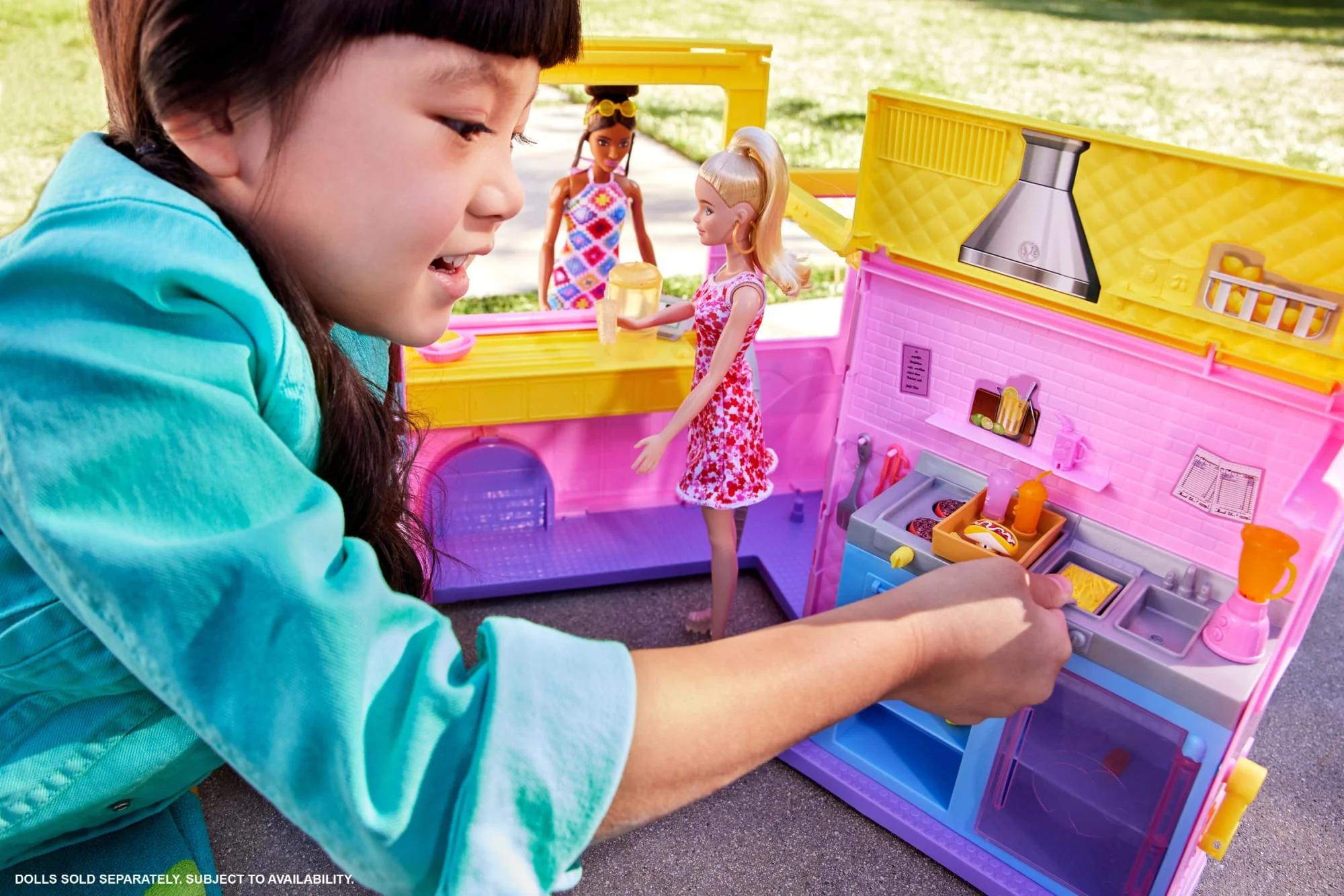 Barbie Sets, Lemonade Truck Playset With 25 Pieces - Image 2