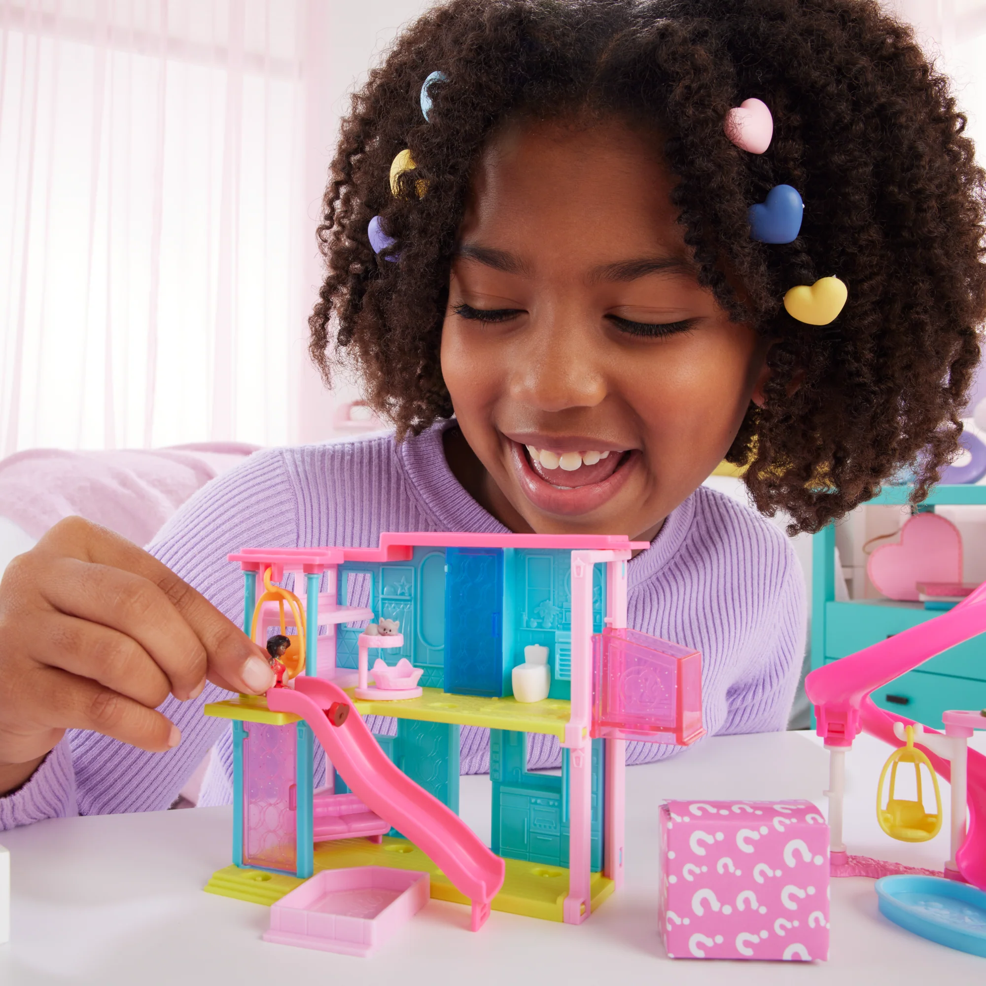 Barbie Mini Barbieland Coffrets Maison de Poupée, Poupée 3,81 Cm - Image 2