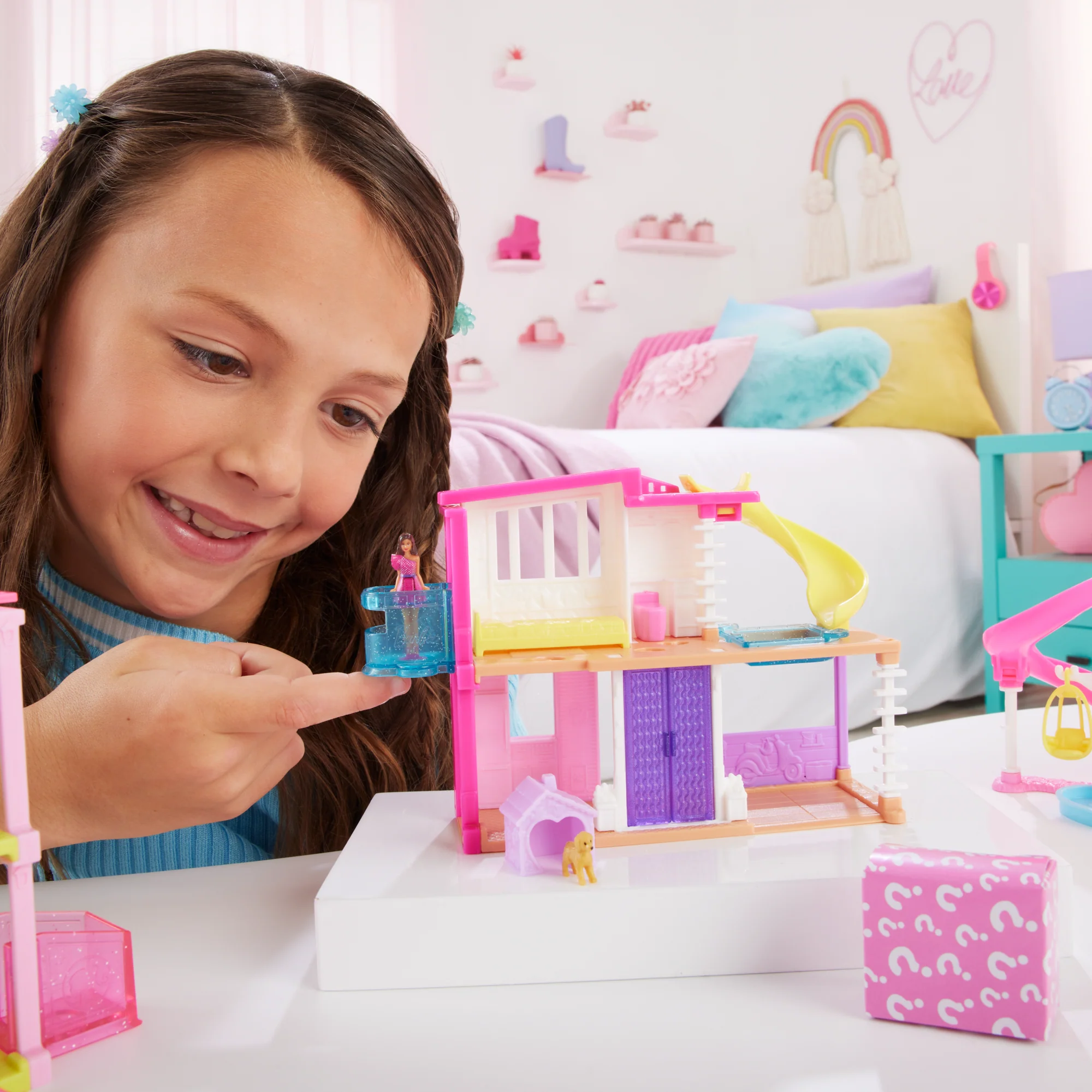 Barbie Mini Barbieland Coffrets Maison de Poupée, Poupée 3,81 Cm - Image 2