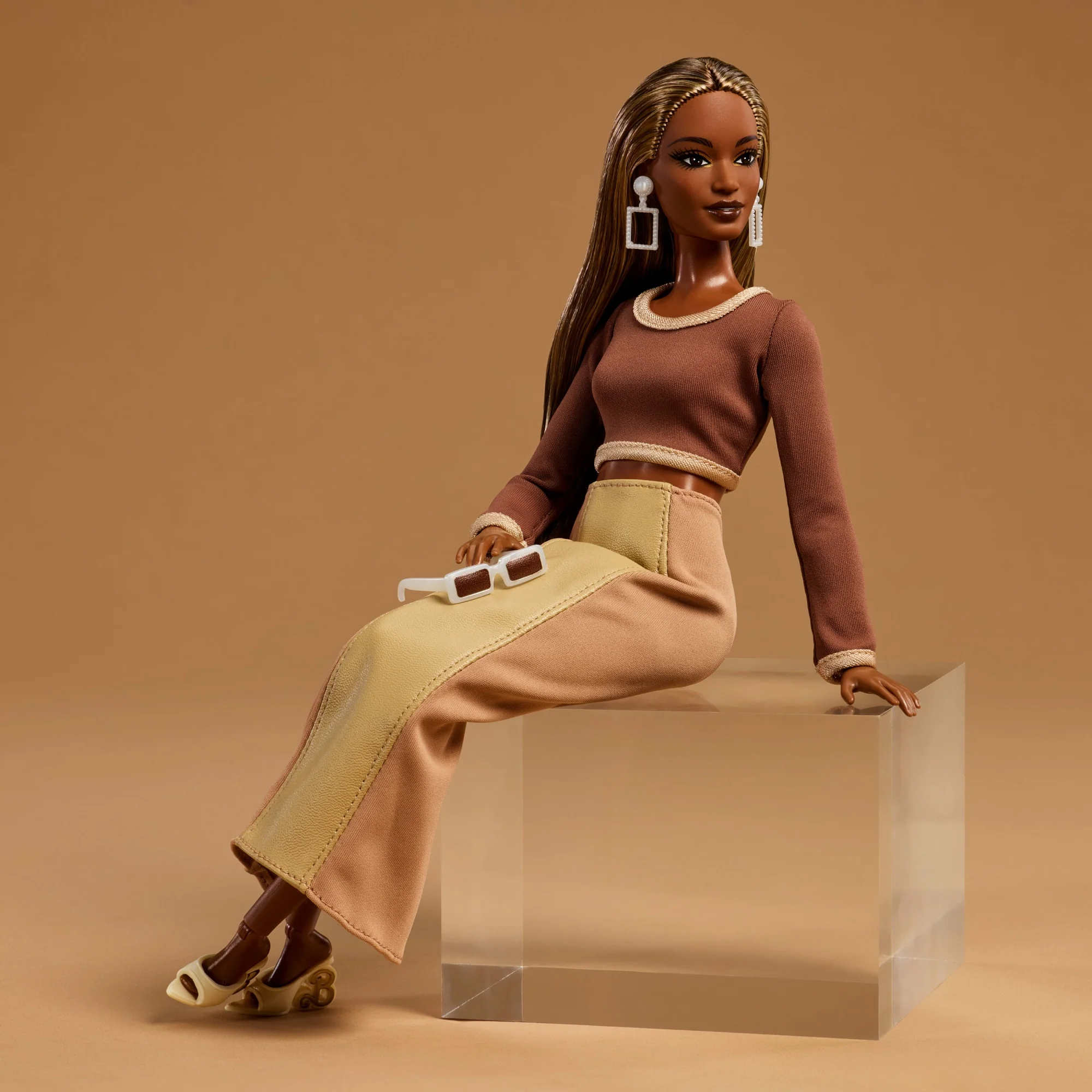 Barbie You Create Barbie Basics Neutral Kit 002, Customizable Fashion Doll & Universal-Fit Clothing - Image 3