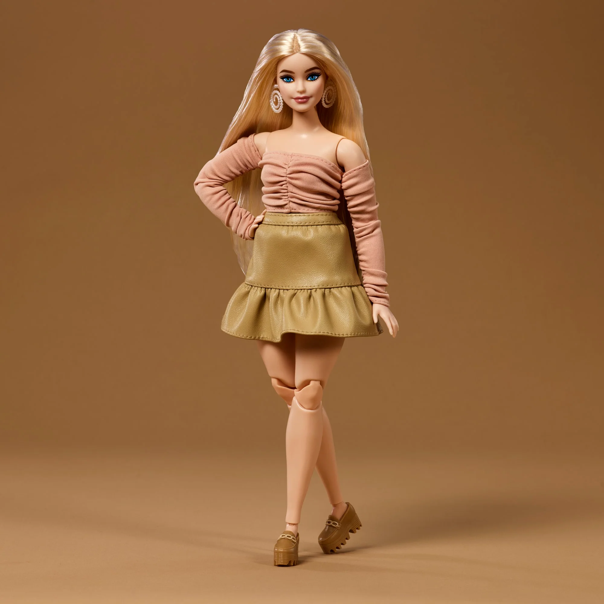 Barbie You Create Barbie Basics Neutral Kit 003, Customizable Fashion Doll & Universal-Fit Clothing | Mattel - Image 3