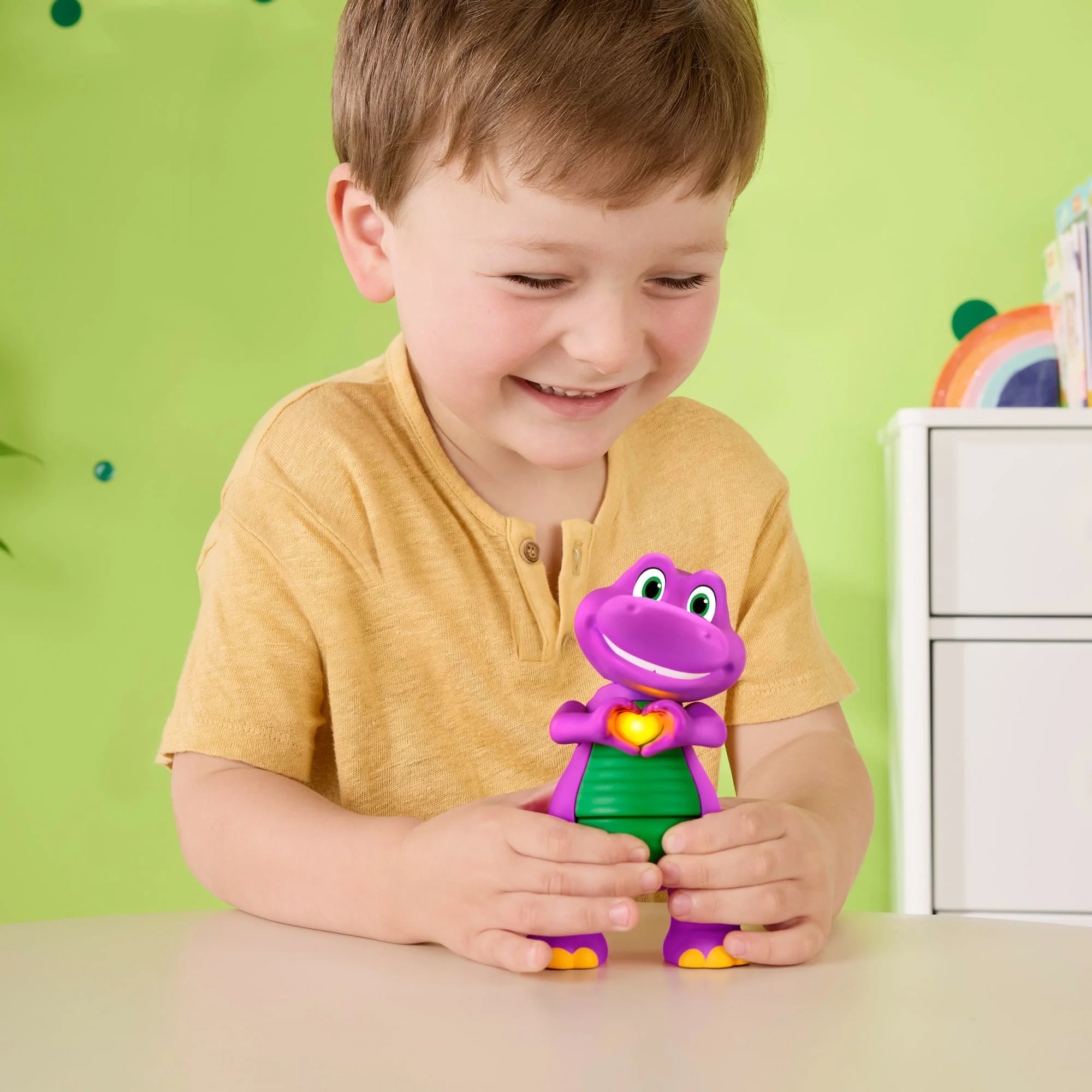 Barney Figura de Juguete Manos de Corazón Luces y Sonidos - Image 3