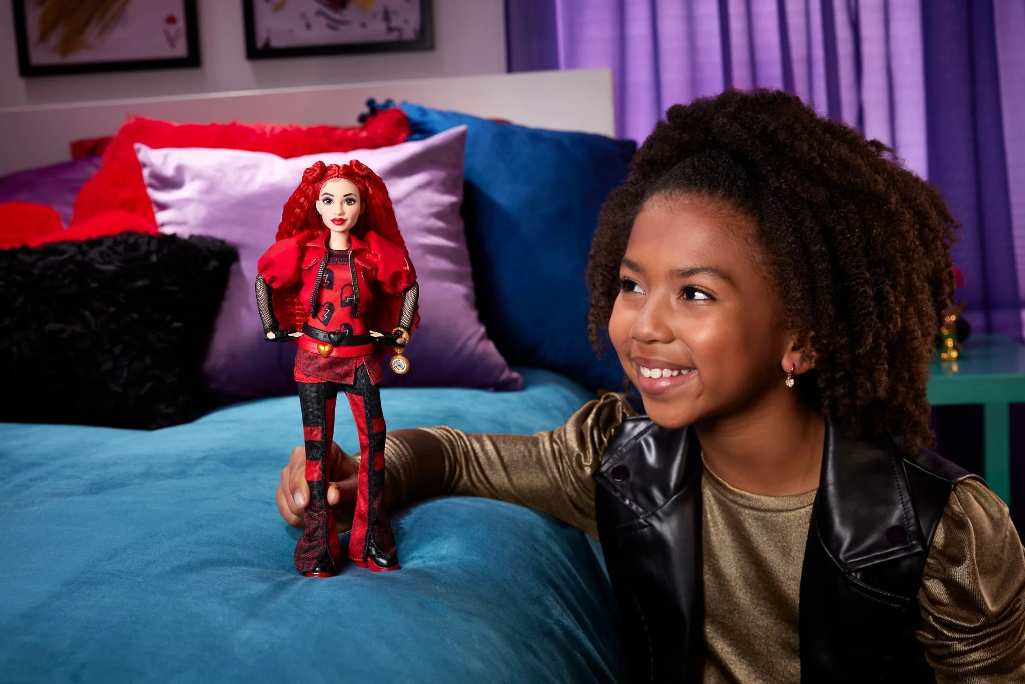 Disney Descendants: The Rise Of Red Fashion Doll & Accessory, Red, Daughter Of Queen Of Hearts - Image 2