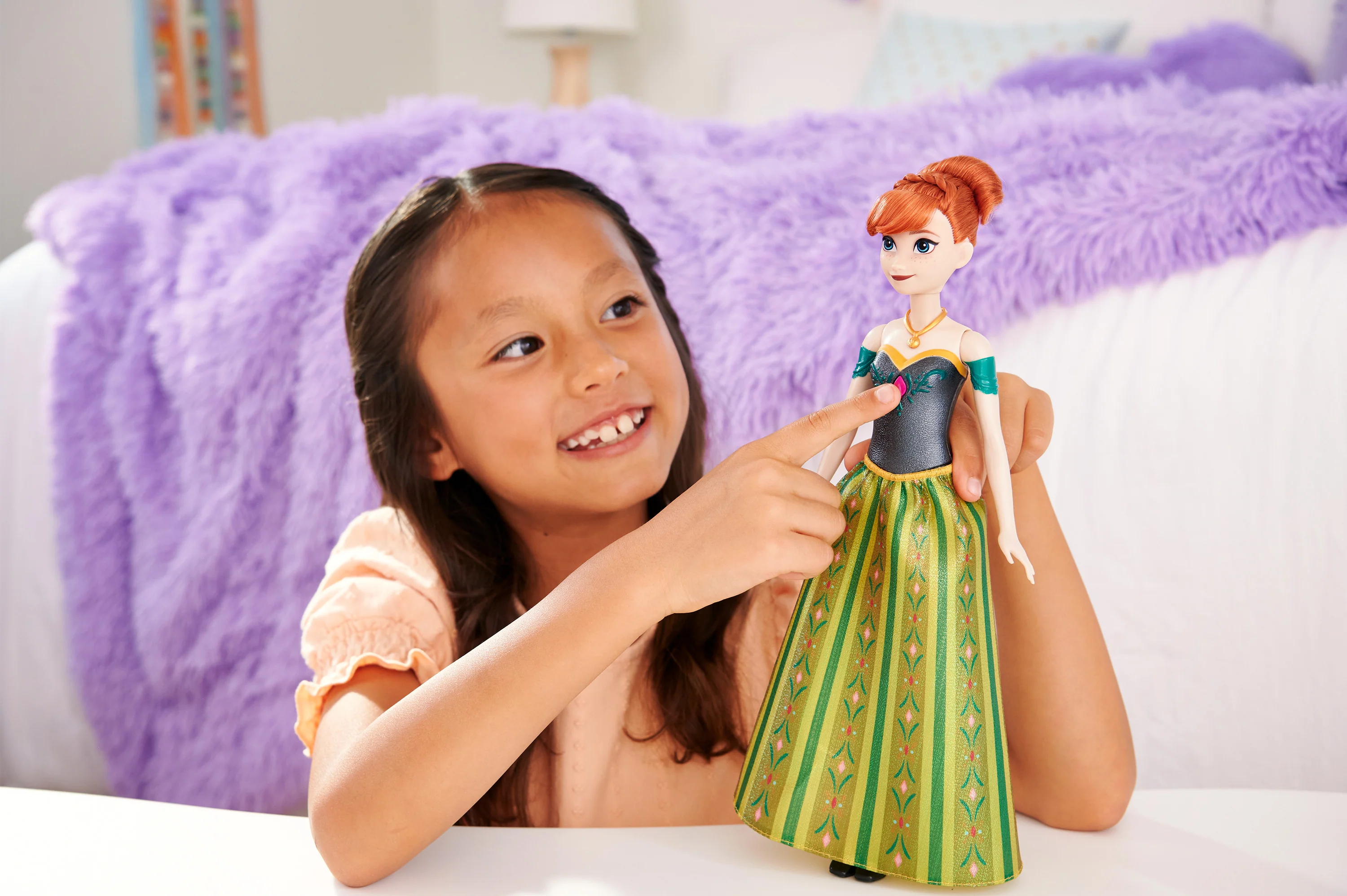 Disney Frozen Toys, Singing Anna Doll - Image 2