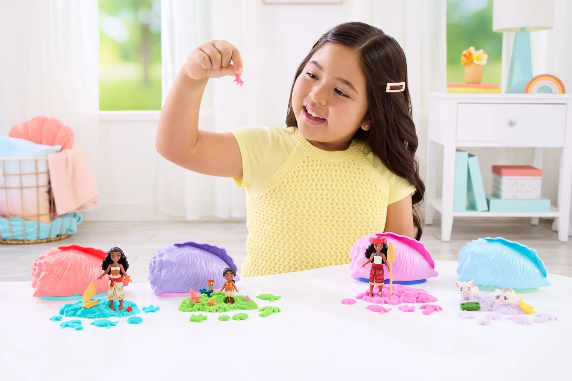 Disney Moana Shell Reveal Small Doll Or Figures, Moldable Sand & Accessories (Characters May Vary) - Image 2