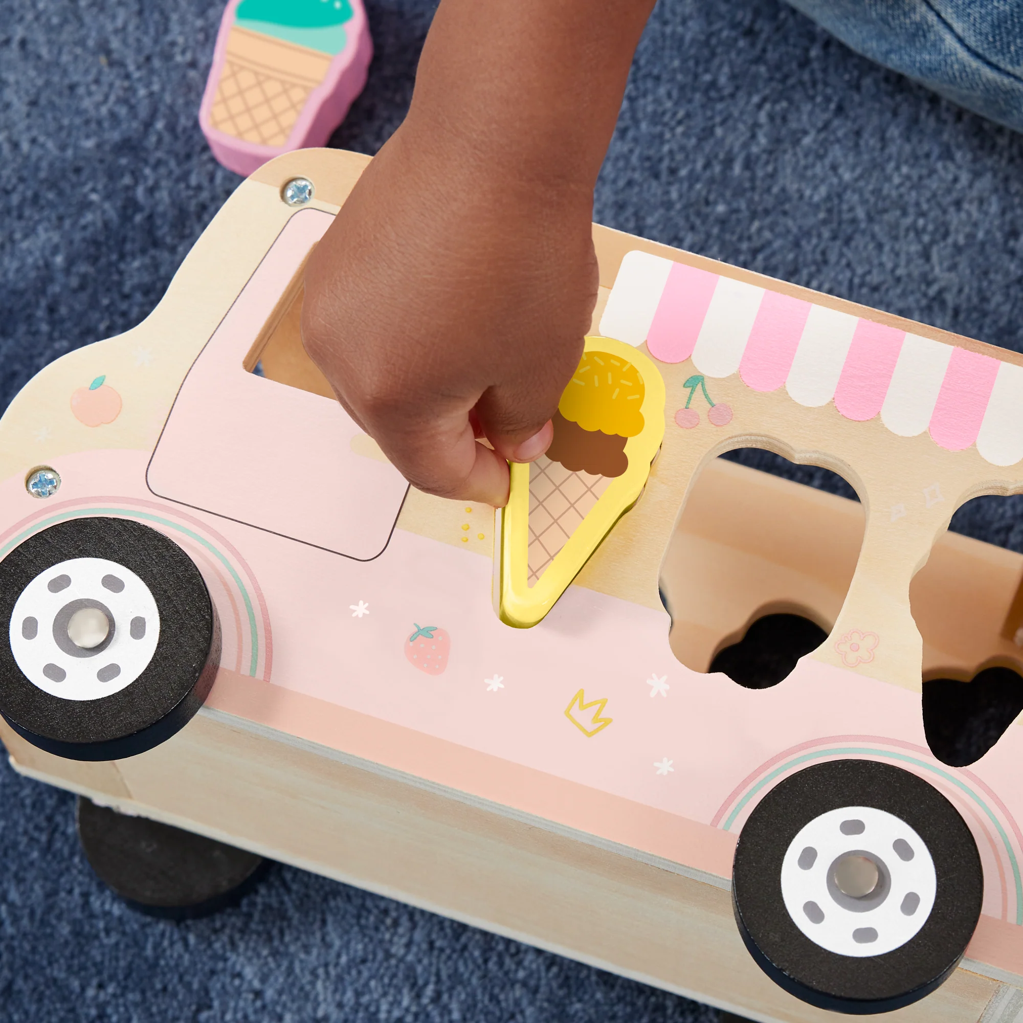 Fisher-Price Camion de Glaces Trieur de Formes en Bois, 8 Éléments - Image 3