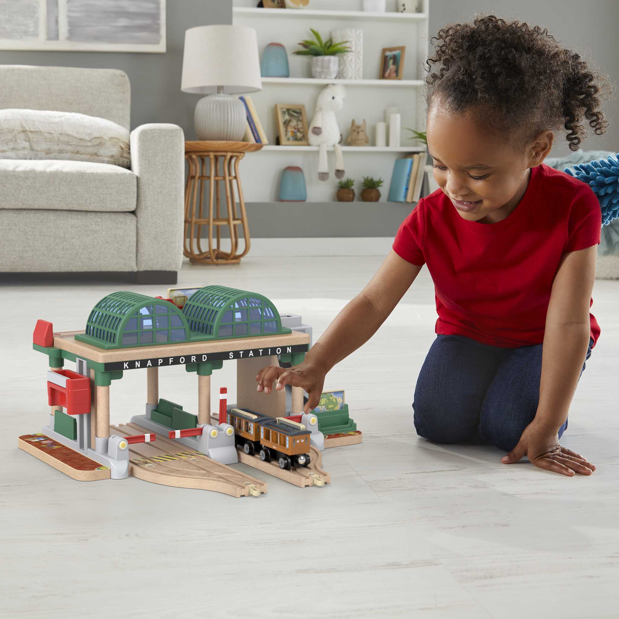 Fisher-Price Thomas et ses Amis Piste en Bois Coffret de Jeu Ramassage de Passagers à La Gare des Quatre Vents - Image 2