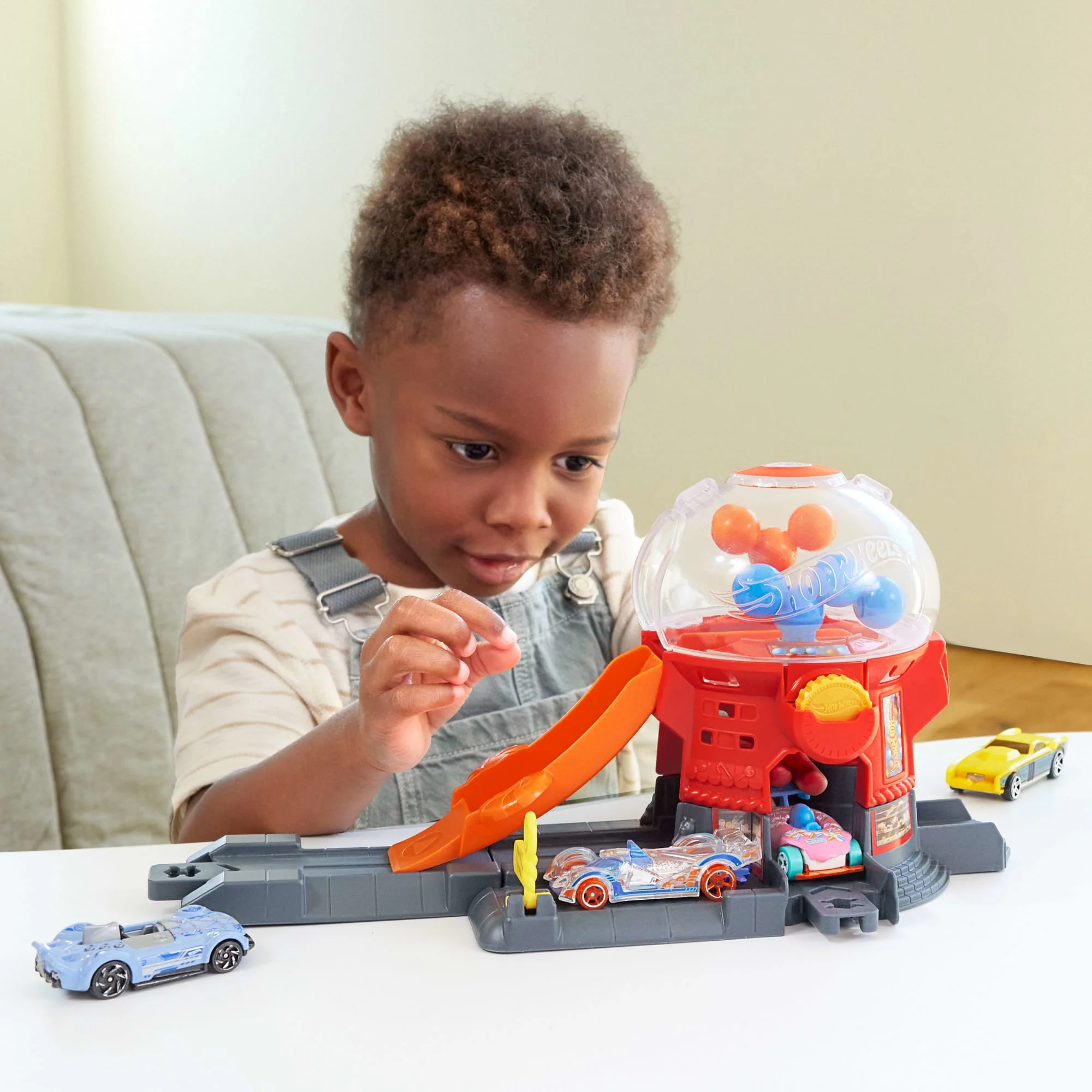 Hot Wheels Downtown Candy Shop Playset & 1:64 Scale Die-Cast Toy Car, Speed Snap Track - Image 3