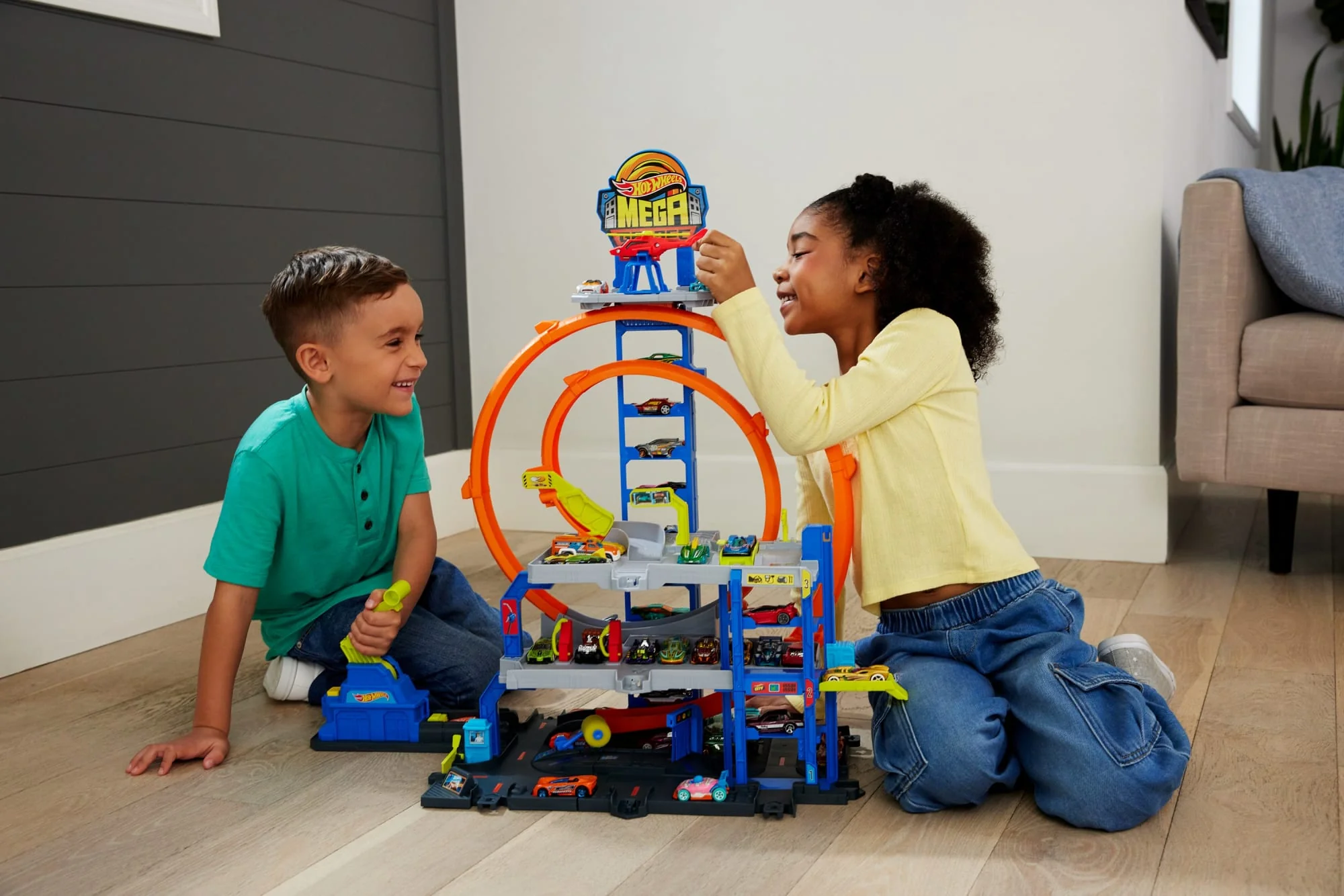 Hot Wheels MEGA Loop Garage Playset With 1 Die-Cast Toy Car & 1 Toy Helicopter in 1:64 Scale - Image 2