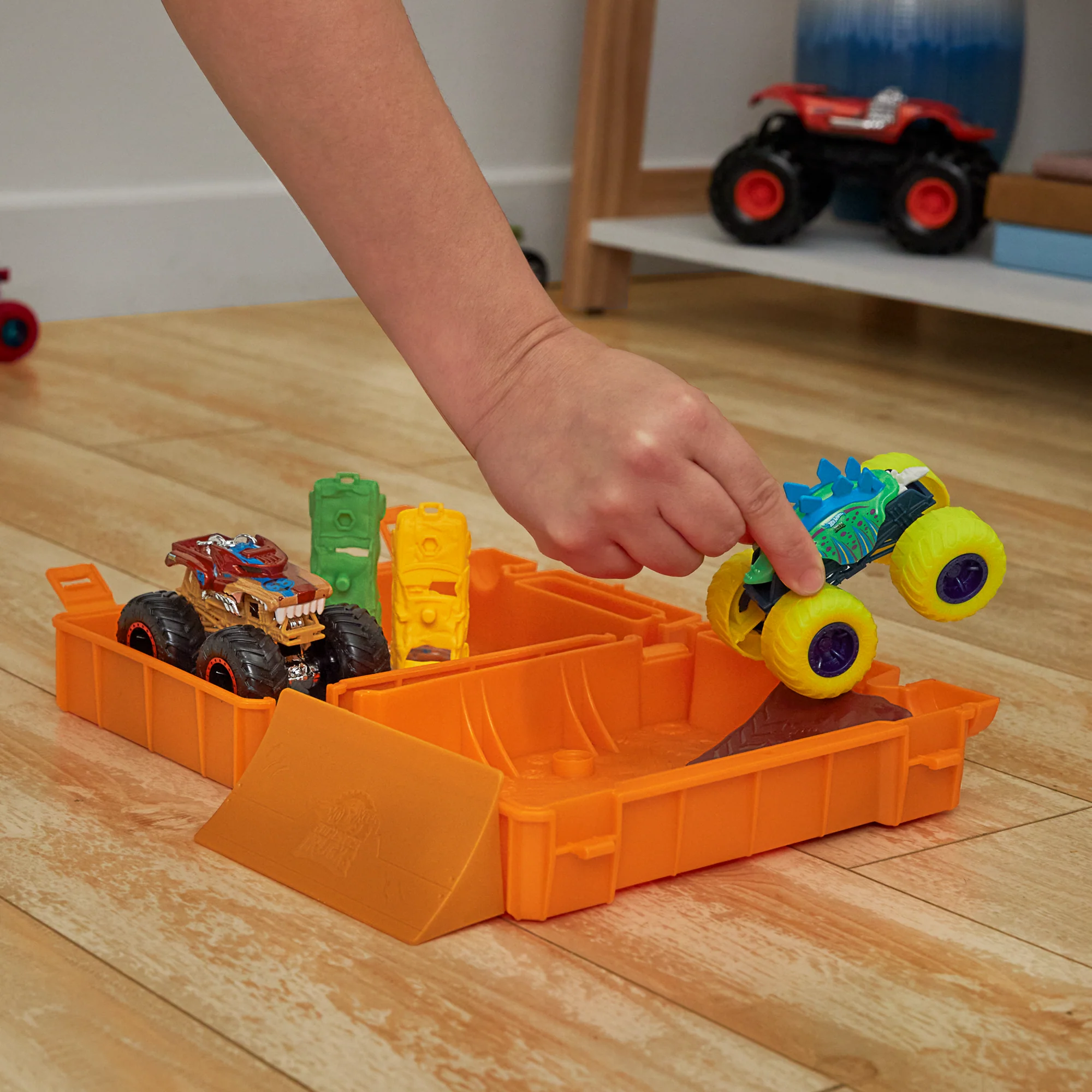Hot Wheels Monster Trucks Fuel N’ Go Playset With 1:64 Scale Motosaurus Toy Truck & 2 Crushed Cars - Image 2