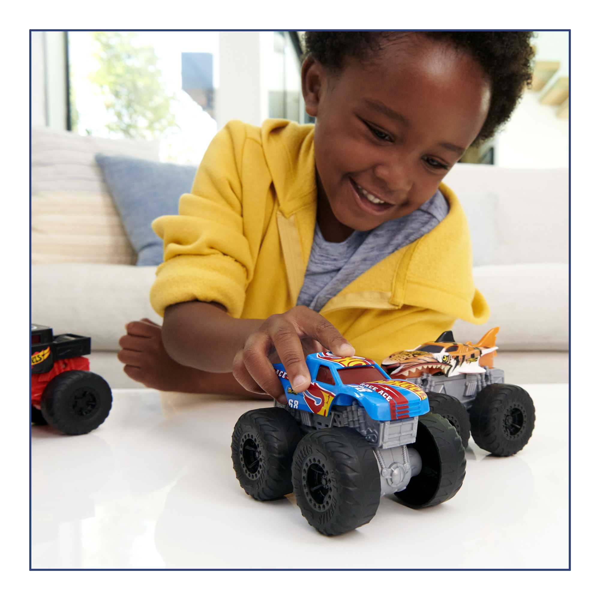 Hot Wheels Monster Trucks Roarin' Wreckers Bone Shaker - Image 2