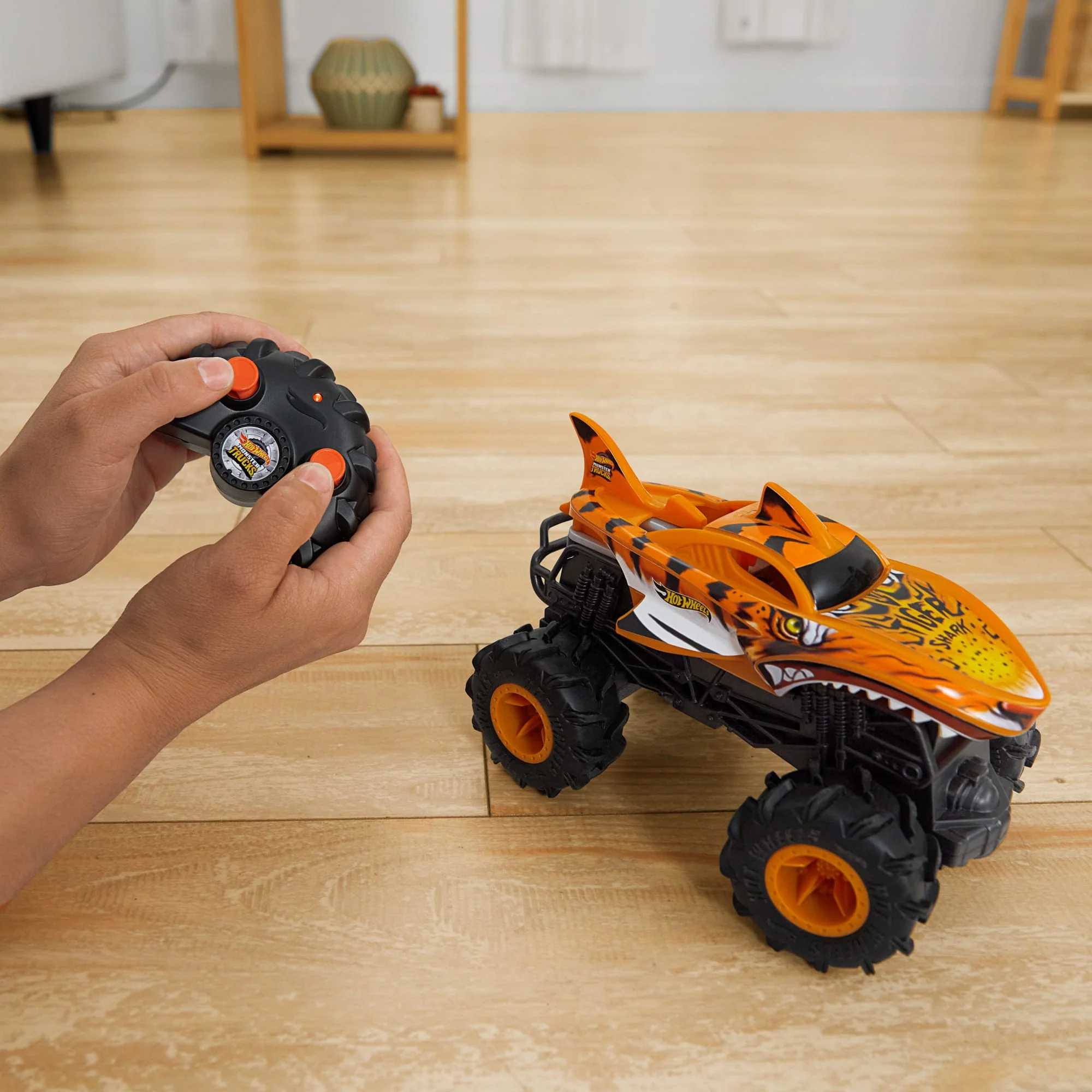 Hot Wheels Monster Trucks Téléguidé Hw Tiger Shark Rc, Échelle1:24 - Image 3