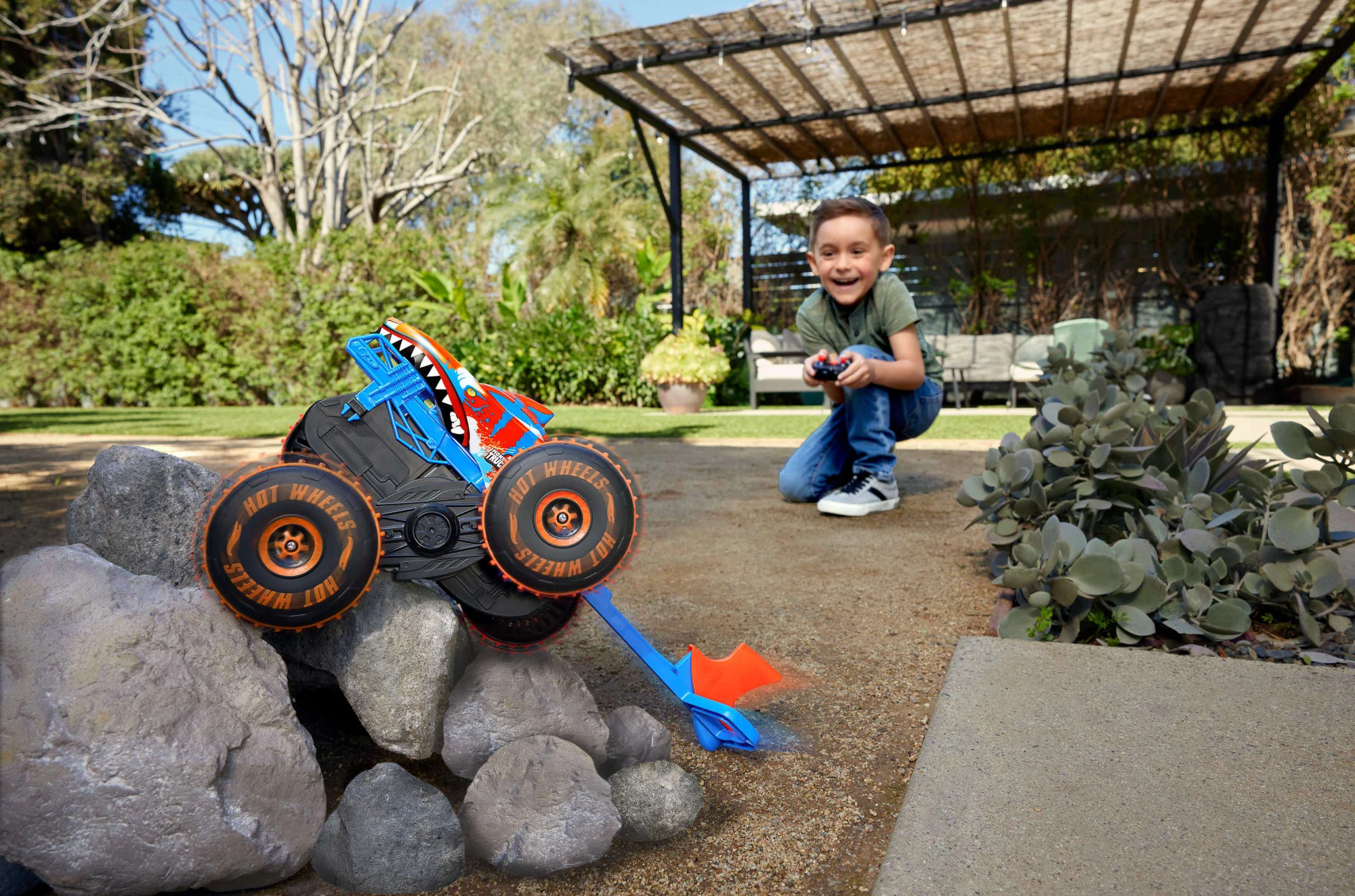 Hot Wheels Monster Trucks Tiger Shark Climber RC Vehicle, Battery-Powered Remote-Control Toy Truck - Image 2