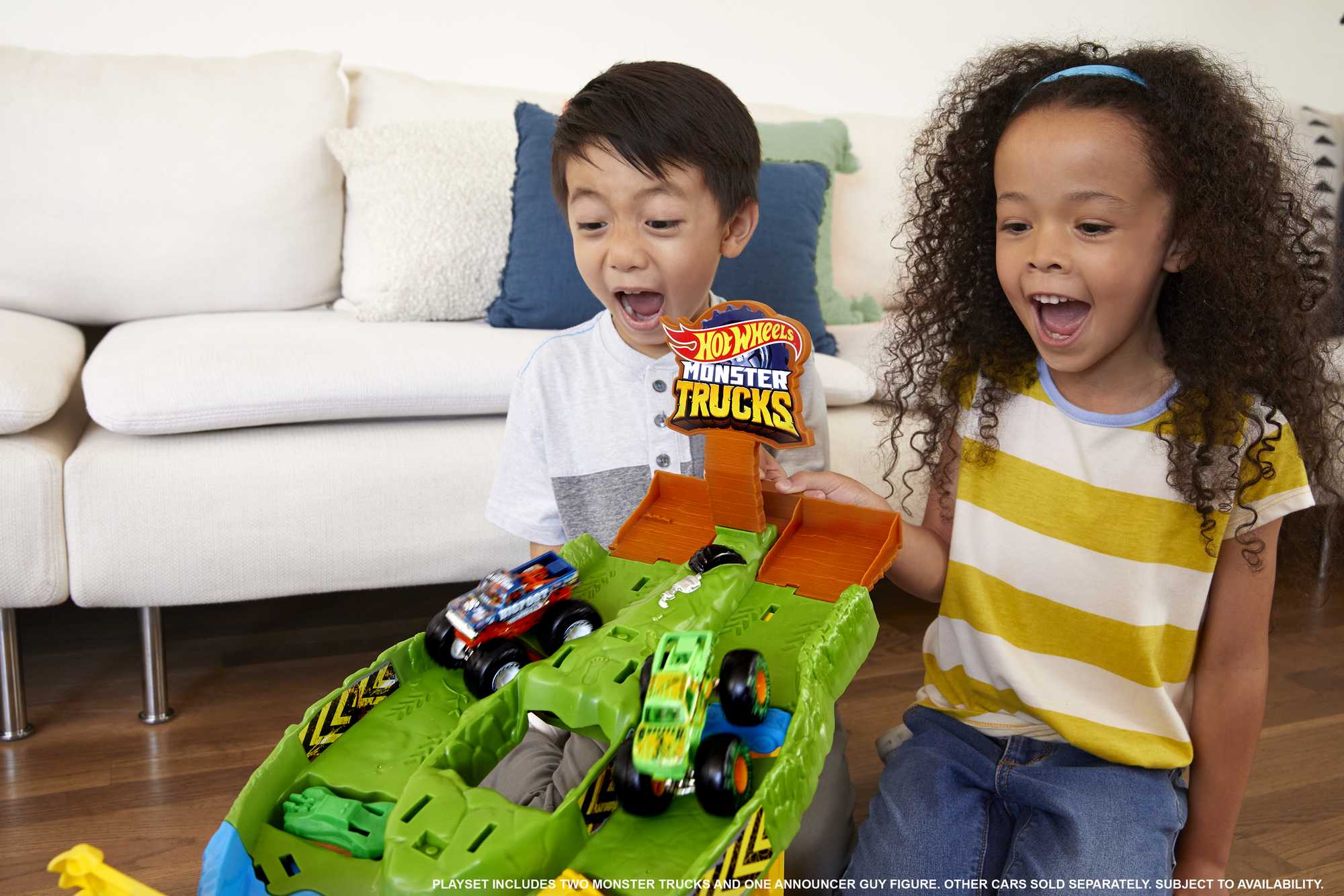 Hot Wheels Monster Trucks Playset With 2 1:64 Scale Toy Trucks - Image 2