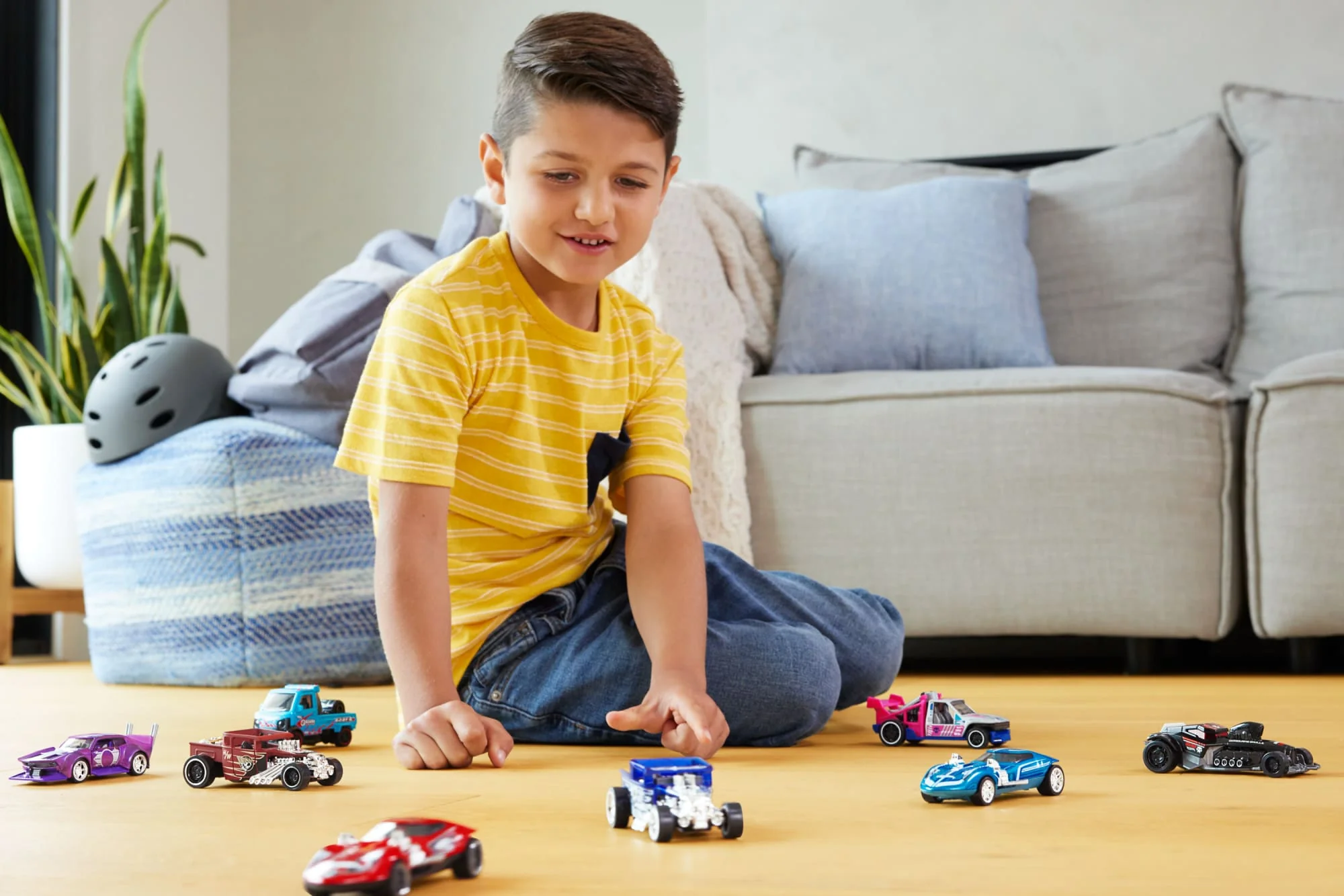 Hot Wheels Pull-Back Speeders 2 Toy Cars in 1:43 Scale, Pull Cars Backward & Release To Race - Image 2