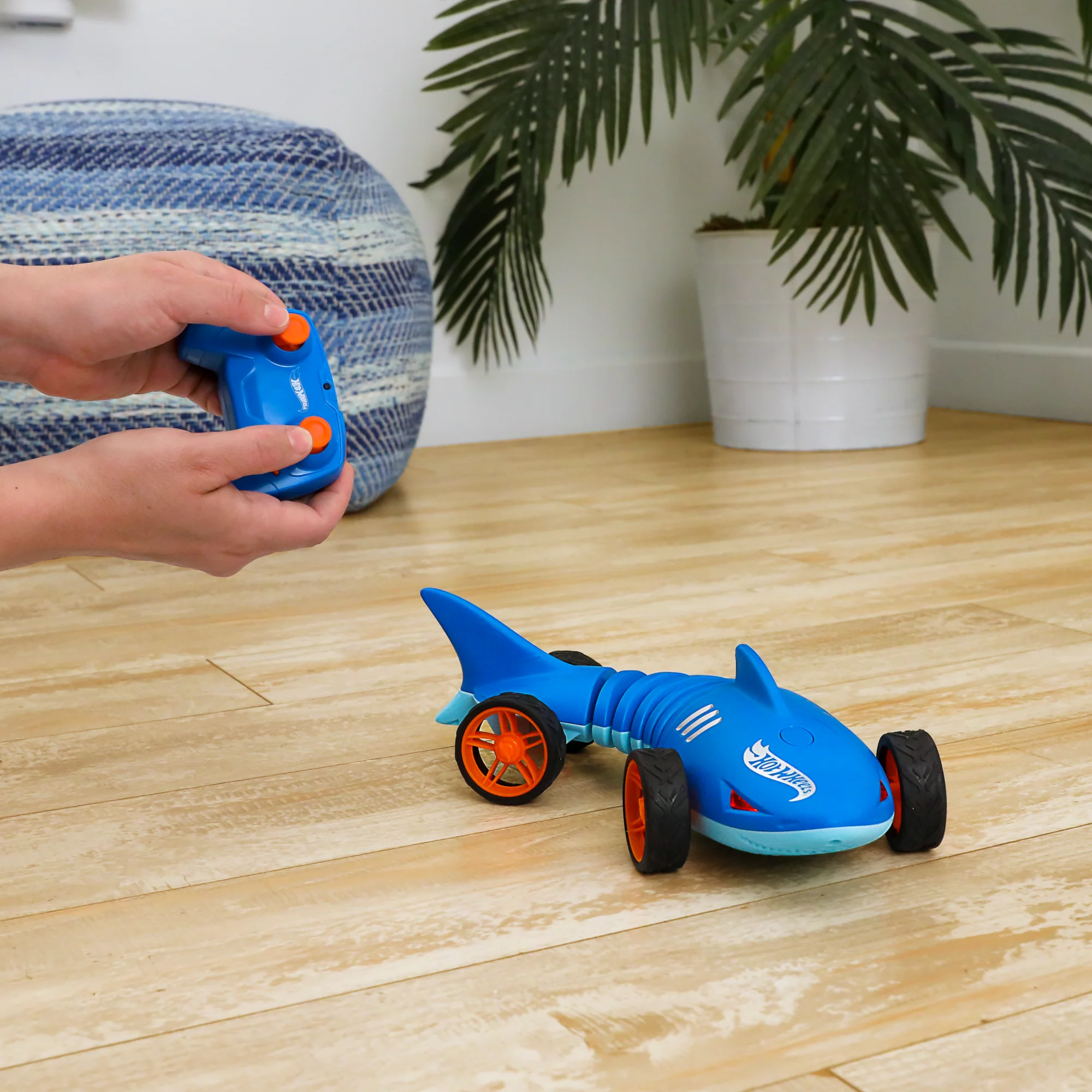 Hot Wheels RC 1:15 Scale Shark Speeder, Battery-Powered Remote-Control Vehicle - Image 2