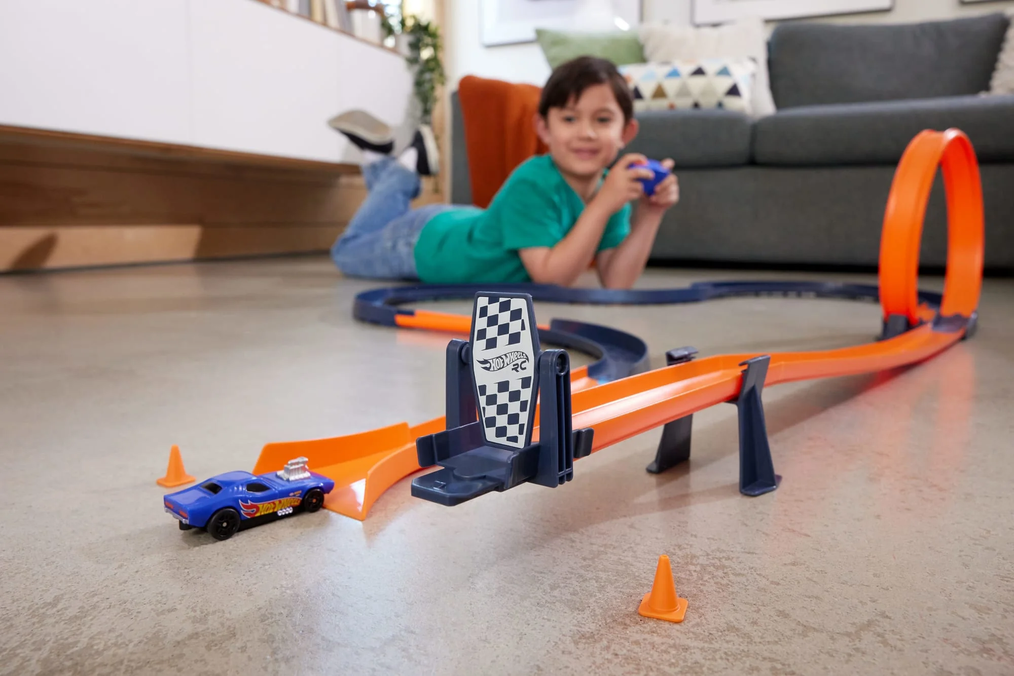 Hot Wheels RC Speed Challenge Track Set & Battery-Powered Remote-Control 1:64 Scale Toy Car, 30+ Pieces Of Track - Image 2