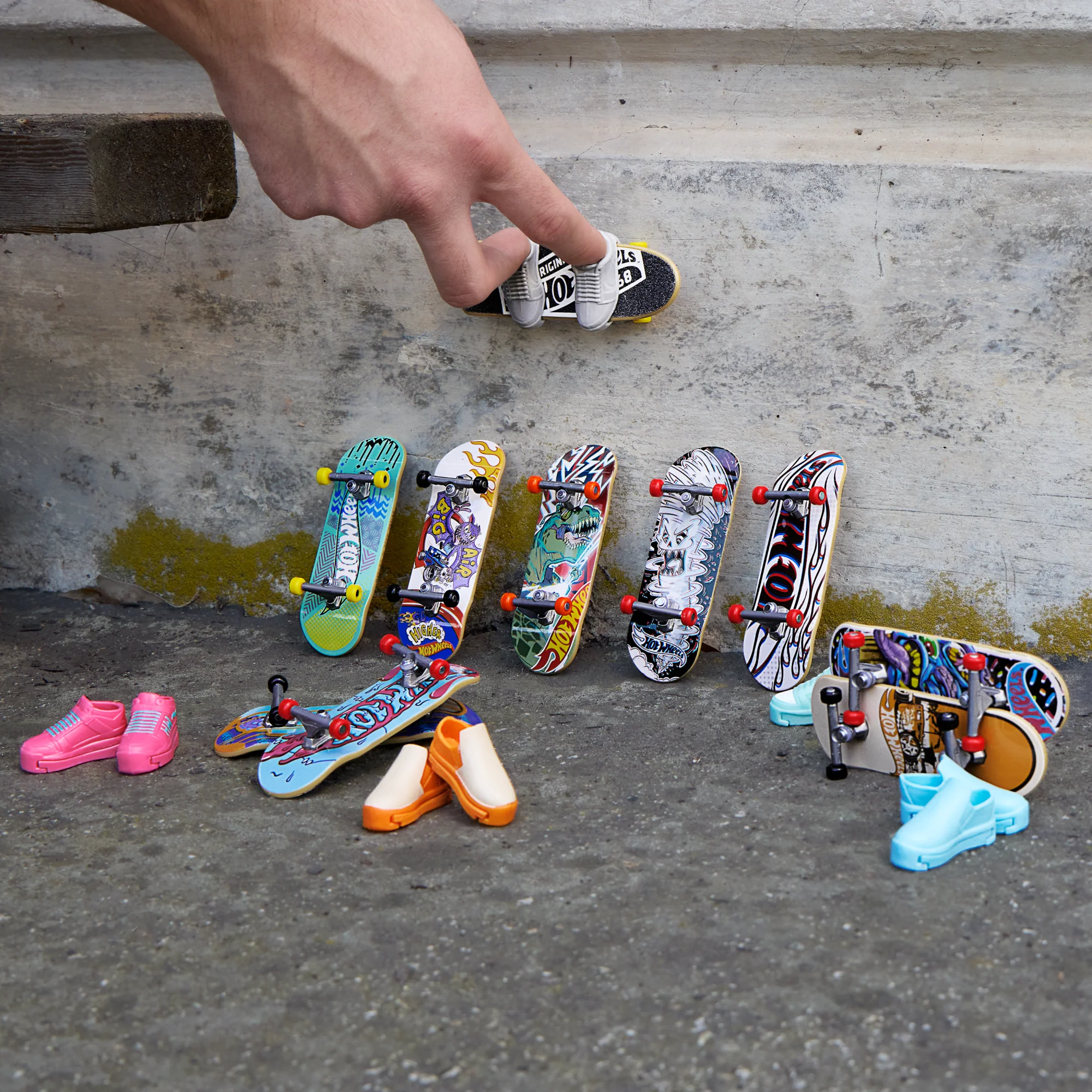 Hot Wheels Skate Fingerboards, Set Of 10 Finger Skateboards With 5 Pairs Of Removable Skate Shoes (20 Pieces Total) - Image 2