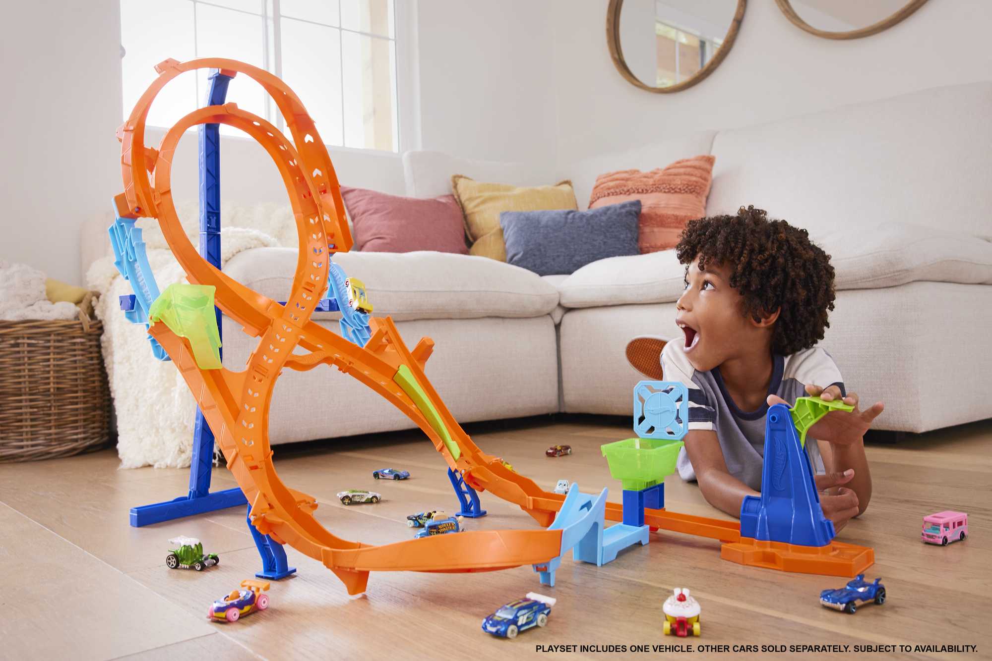Hot Wheels Track Set With 1 Hot Wheels Car, Figure-8 Track Set - Image 2