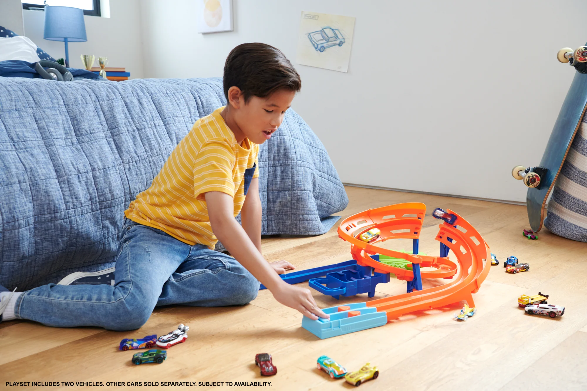 Hot Wheels Whip Around Raceway, 2 Toy Cars in 1:64 Scale, Storage - Image 2