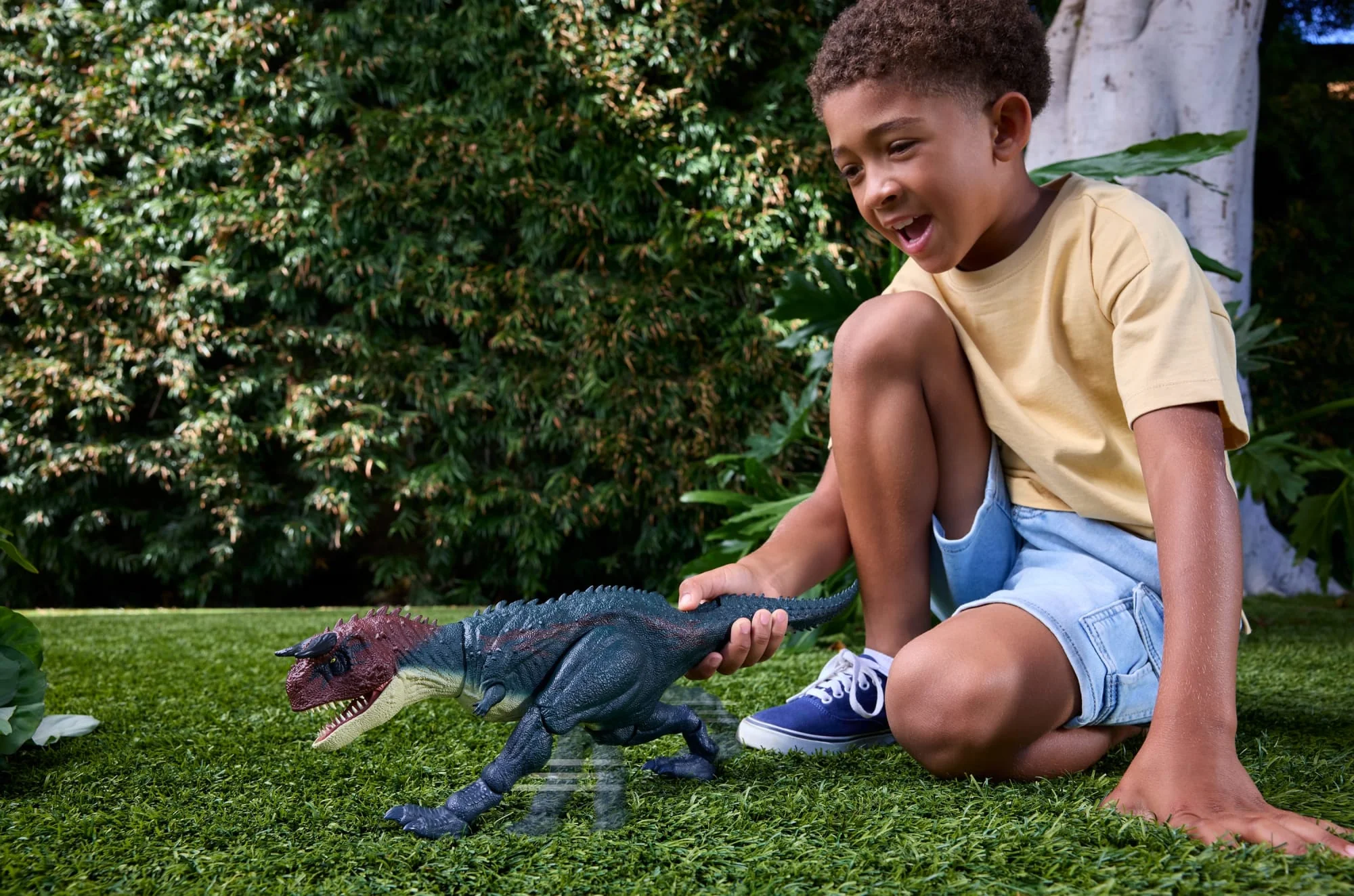 Jurassic World Charge N Chomp Carnotaurus Running Roaring Dinosaur Action Figure, Digital Play - Image 2