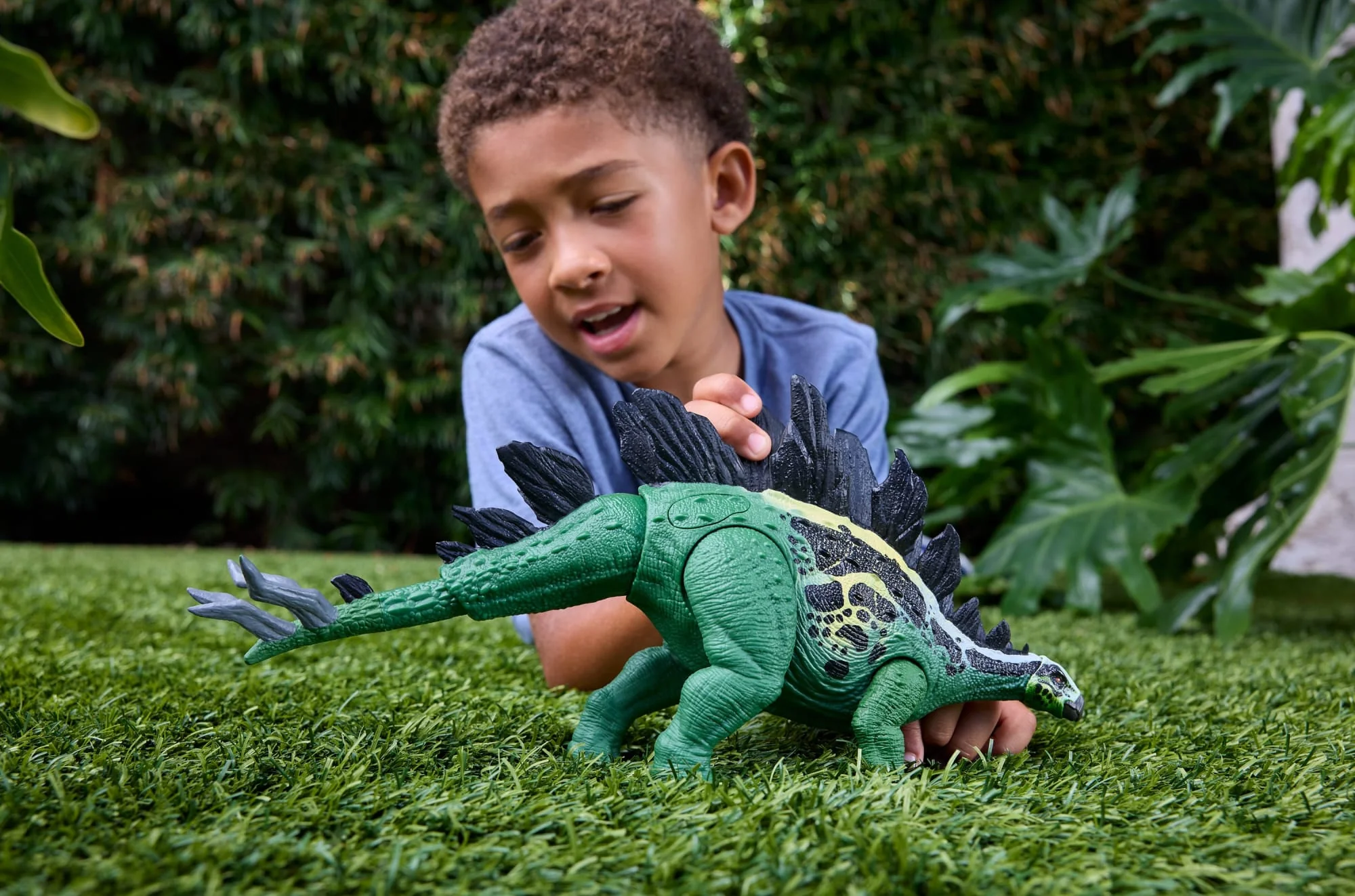 Jurassic World Gigantic Thrashers Stegosaurus Dinosaur Action Figure Toy, 2 Attacks & EVolve Feature - Image 2