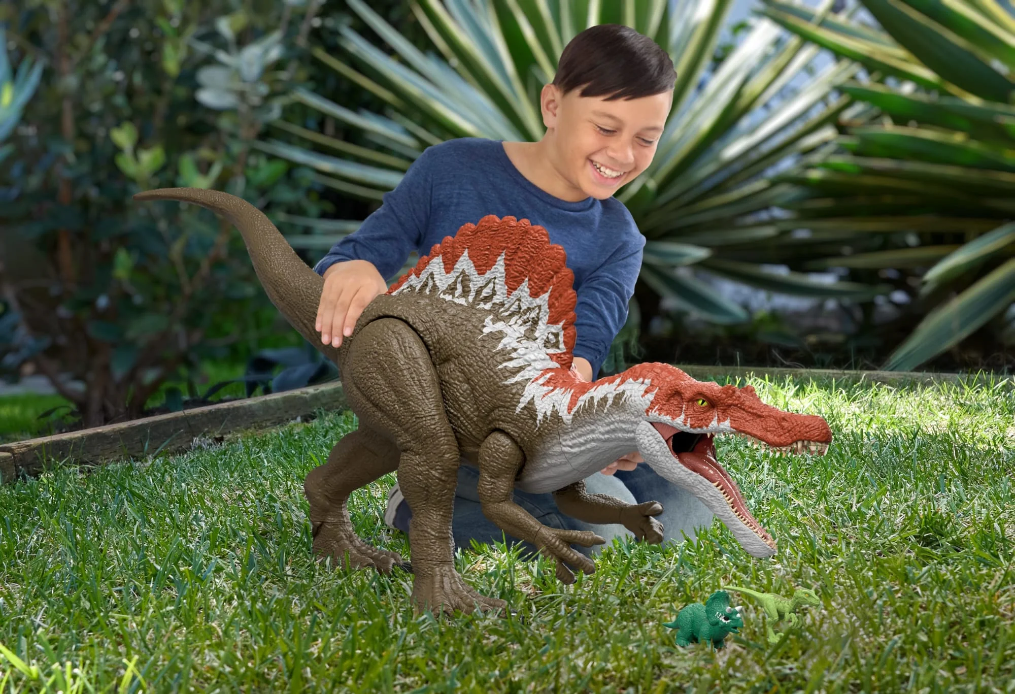 Jurassic World Super Colossal Spinosaurus Pack, 36 inch Long Dinosaur Toy & 2 Mini Figures - Image 2