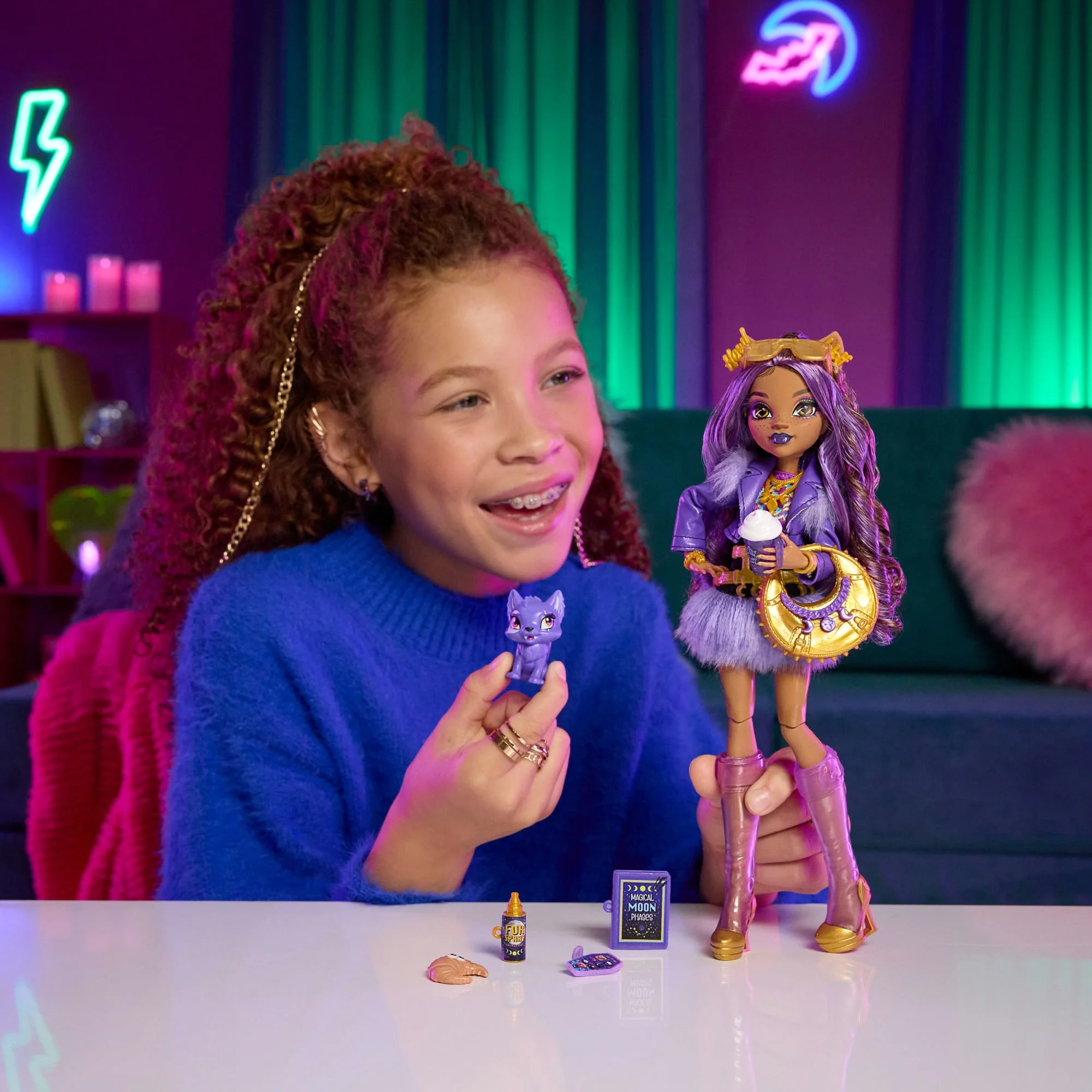 Monster High Clawdeen Wolf Fashion Doll in Furry Skirt With Pet Crescent And 7 Accessories - Image 2