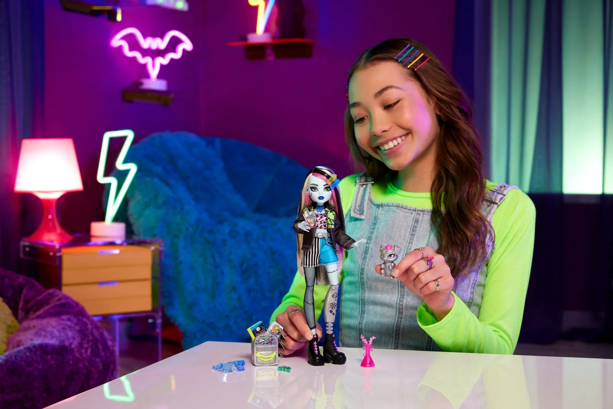 Monster High Frankie Stein Fashion Doll With Pet Watzie And Accessories - Image 2