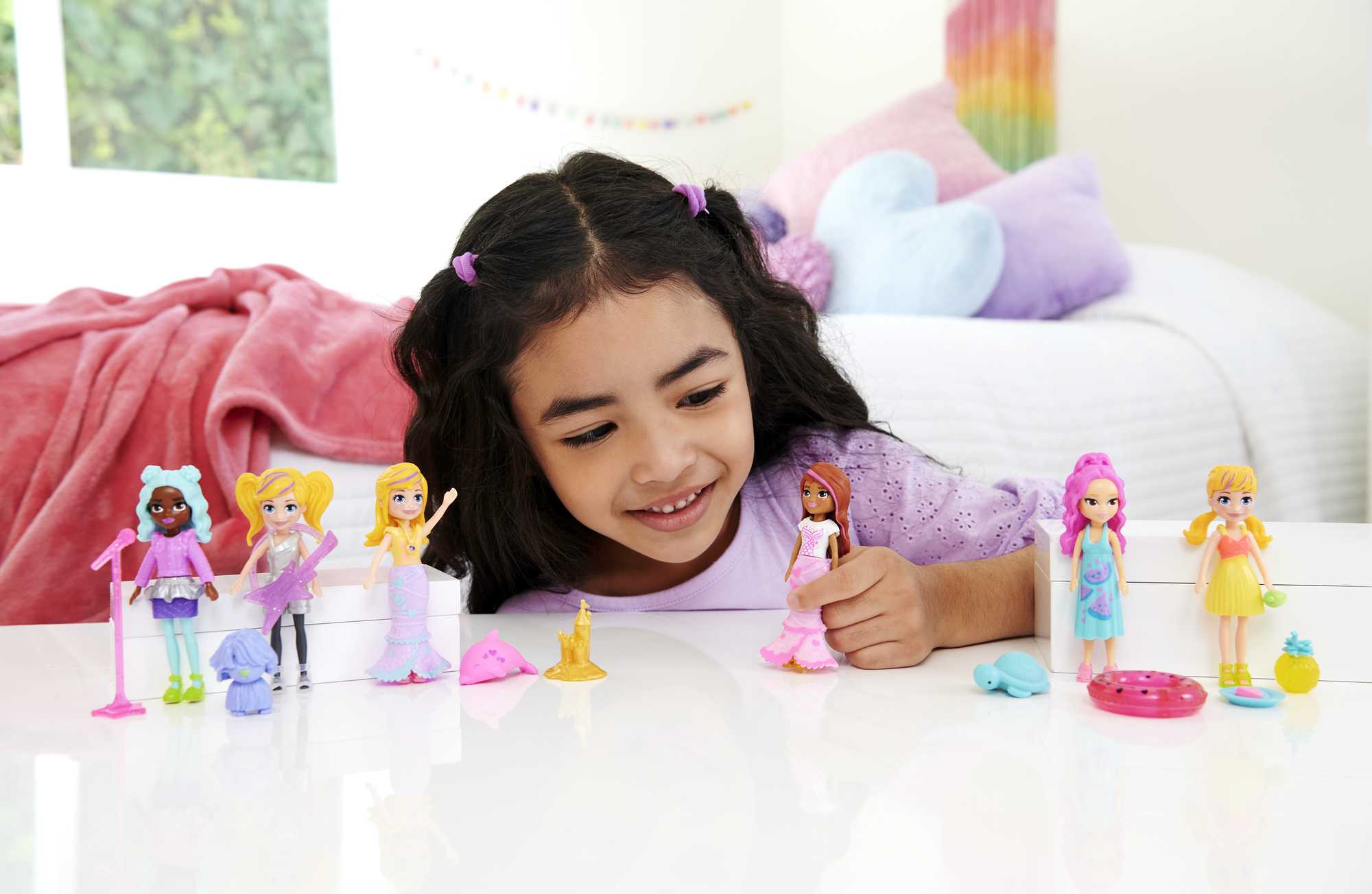 Polly Pocket 2 Dolls And 25 Accessories, Color-Change Seashine Mermaid Fashion Pack - Image 2