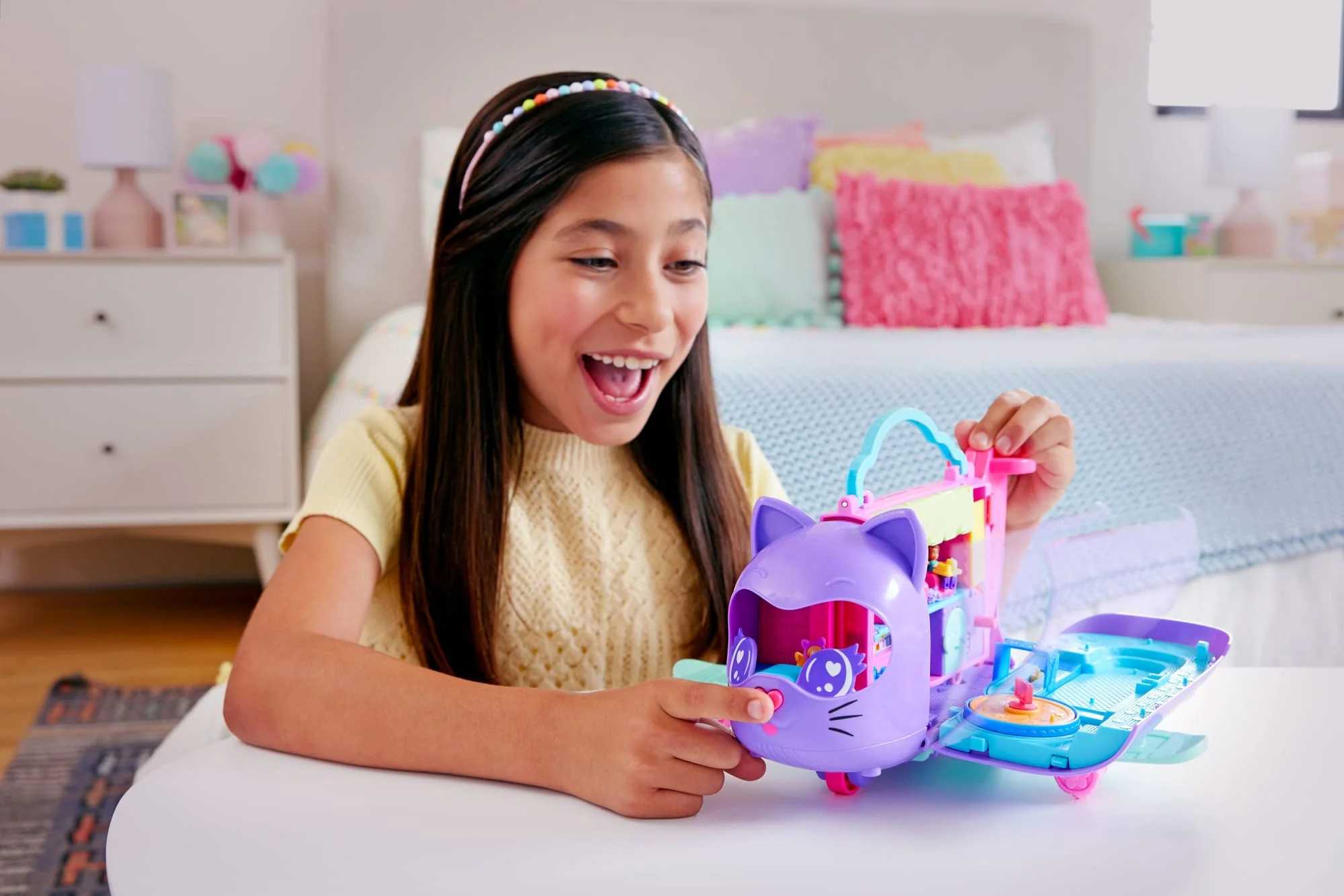 Polly Pocket Kitty AIrways Playset With 2 Micro Dolls And Pet, AIrplane Travel Toy With Accessories - Image 2