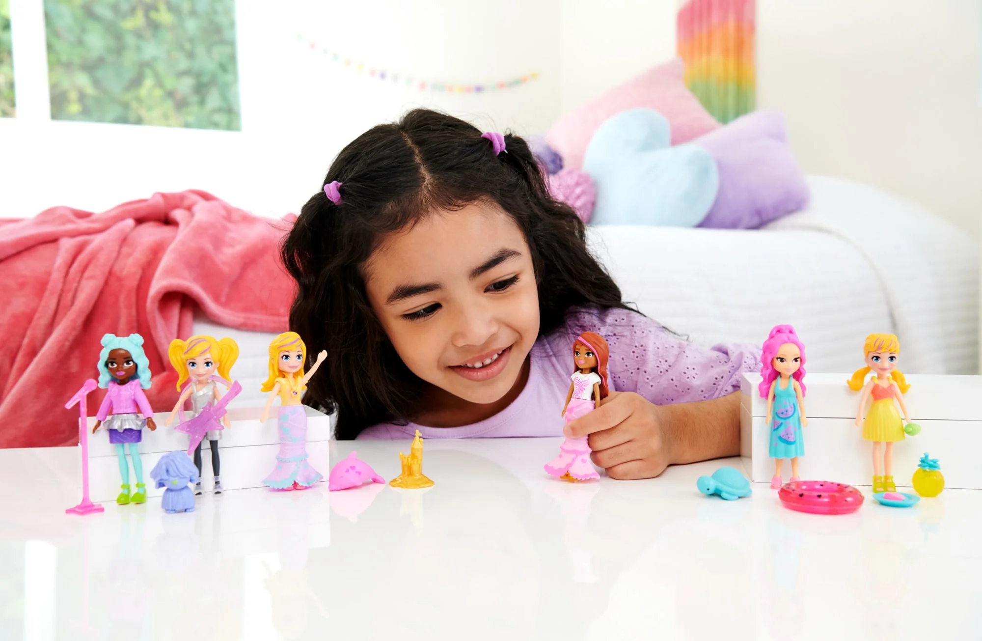 Polly Pocket 2 Dolls And 25 Accessories, Glow-in-The-Dark Pop Star Starlight Fashion Pack - Image 4
