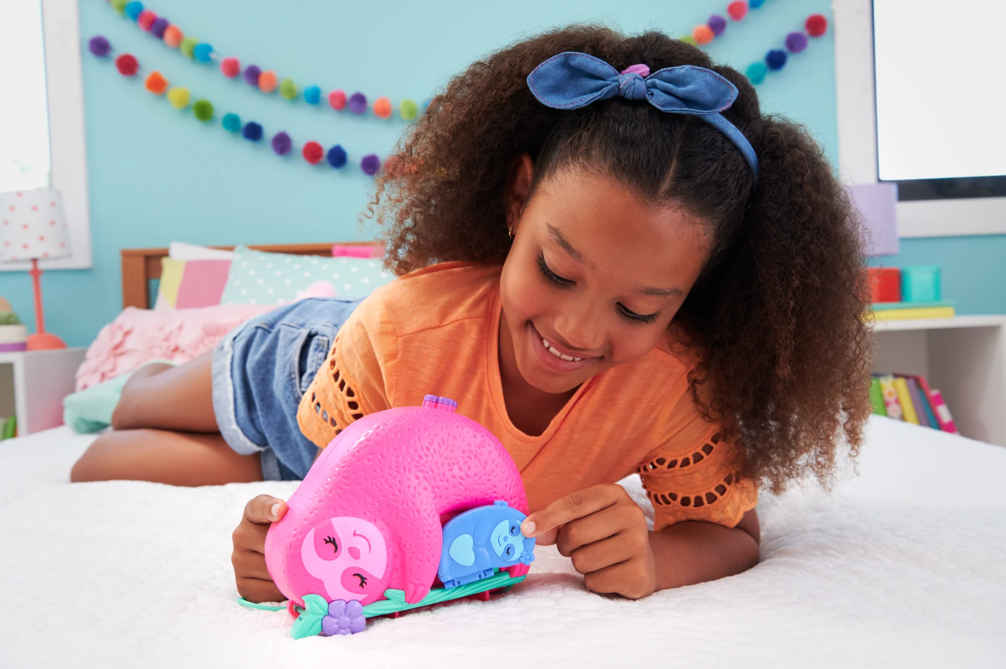 Polly Pocket Dolls And Playset, Travel Toys, Sloth Family 2-in-1 Purse Compact - Image 2