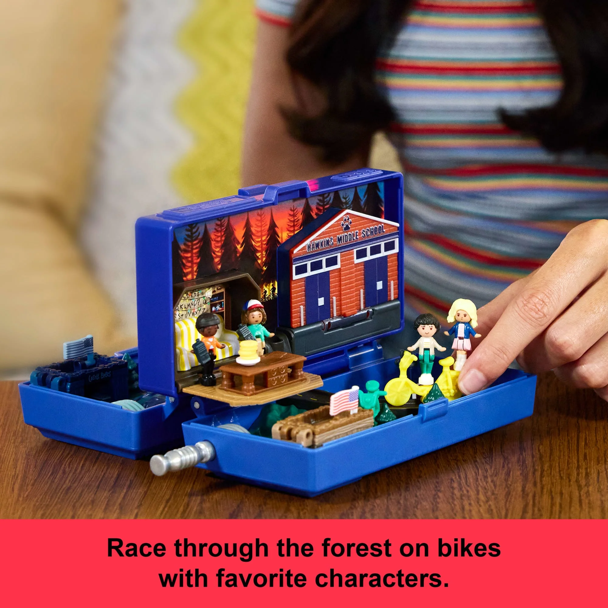 Polly Pocket Collector Stranger Things Compact, Special Edition Dolls And Playset - Image 4
