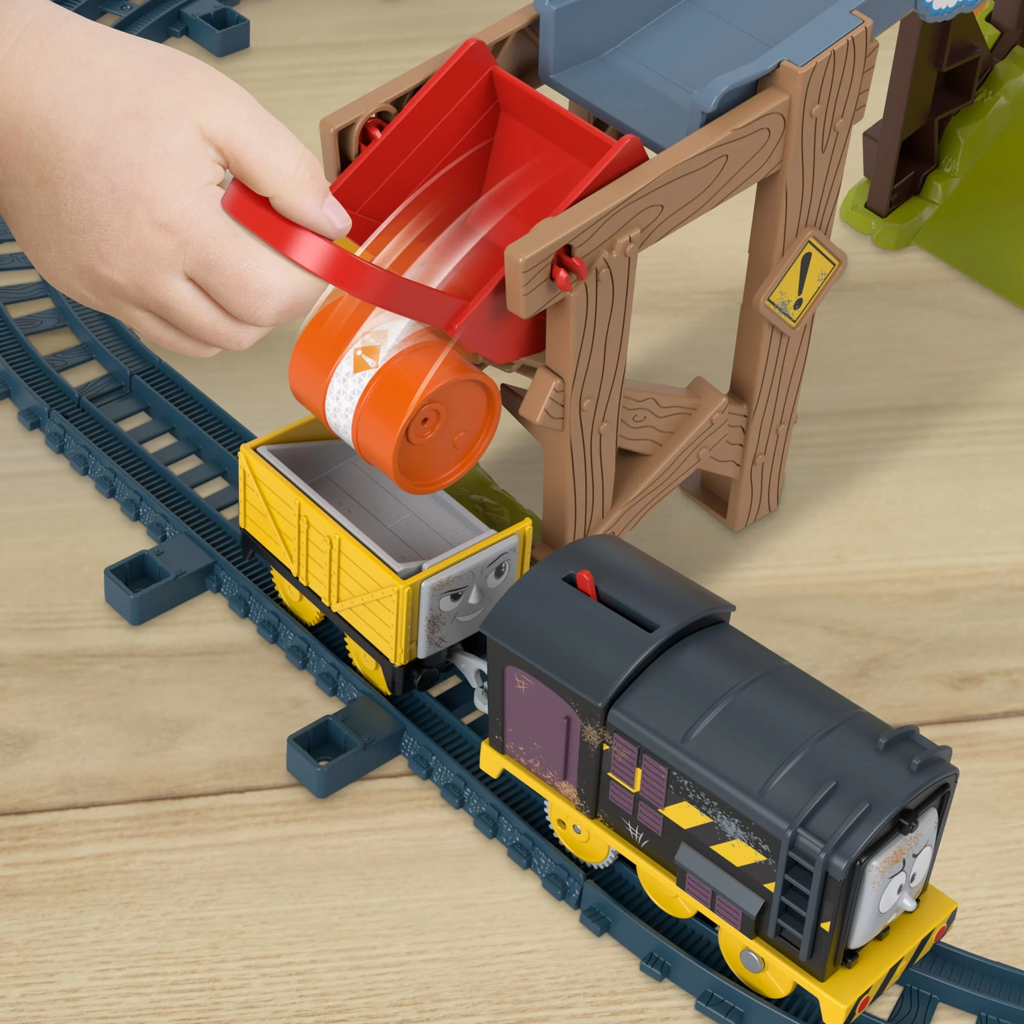 Thomas & Friends Pista de Juguete Motorizada de Construcción Diesel - Image 4